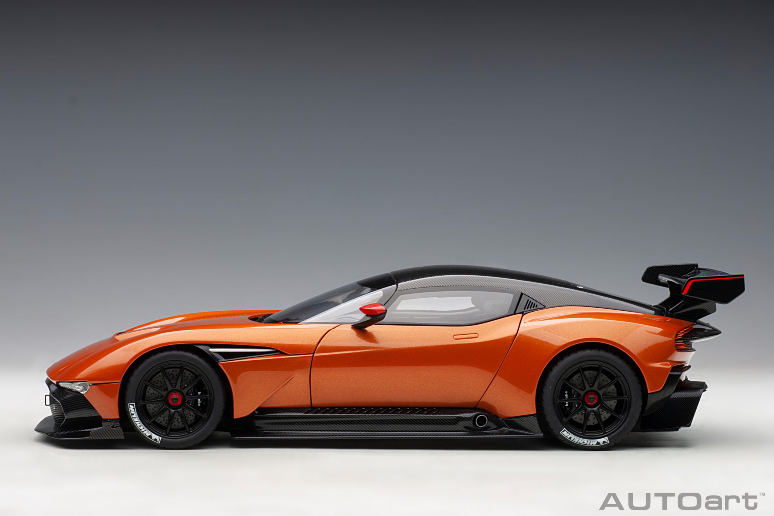 AUTOart Aston Martin Vulcan 2015 1:18 - Madagascar Orange – Bild 3