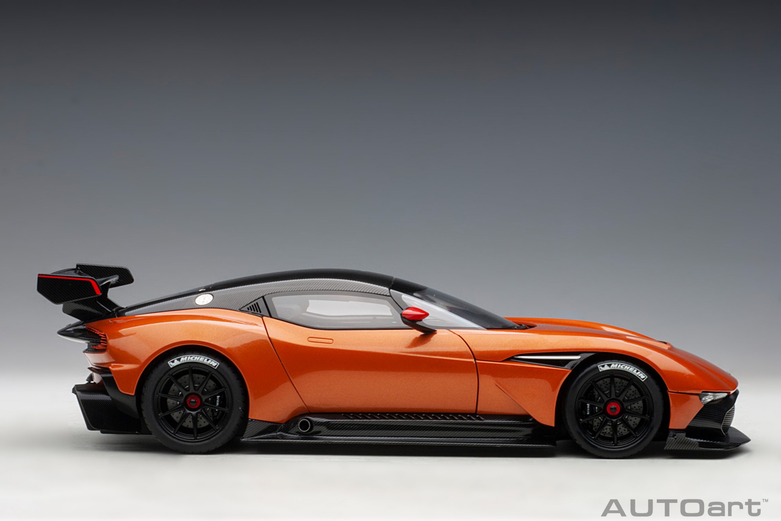 AUTOart Aston Martin Vulcan 2015 1:18 - Madagascar Orange – Bild 4