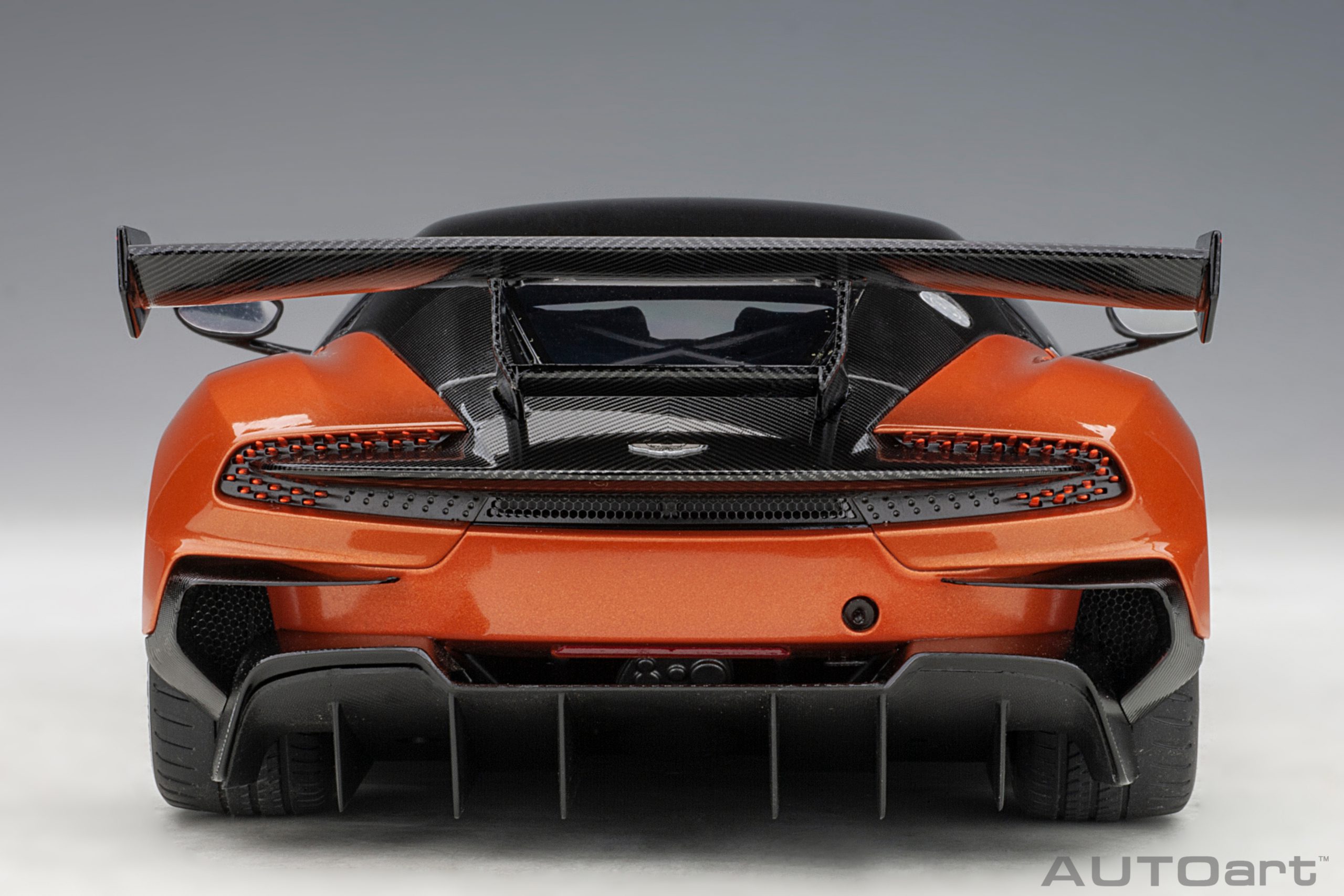 AUTOart Aston Martin Vulcan 2015 1:18 - Madagascar Orange – Bild 6
