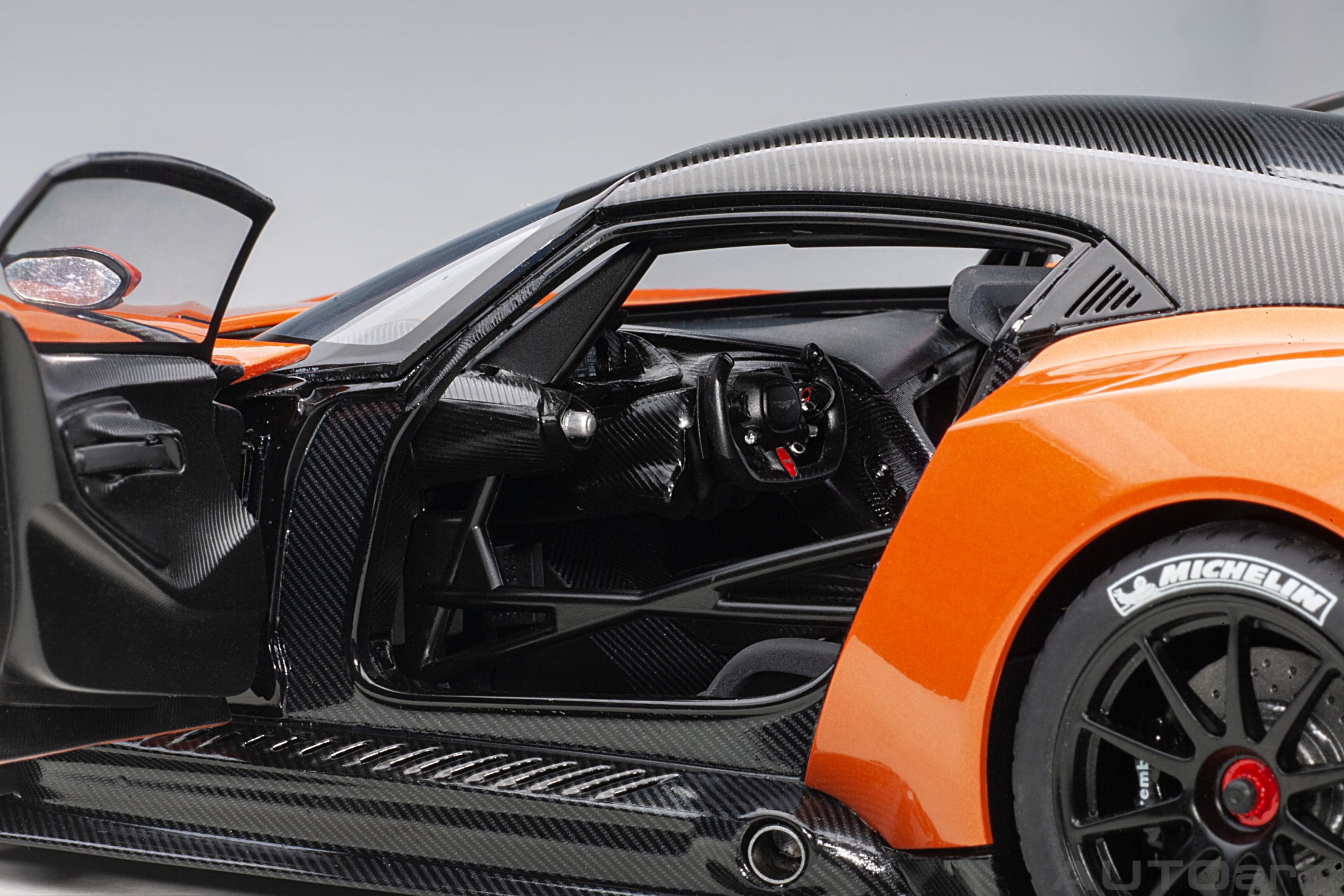 AUTOart Aston Martin Vulcan 2015 1:18 - Madagascar Orange – Bild 9