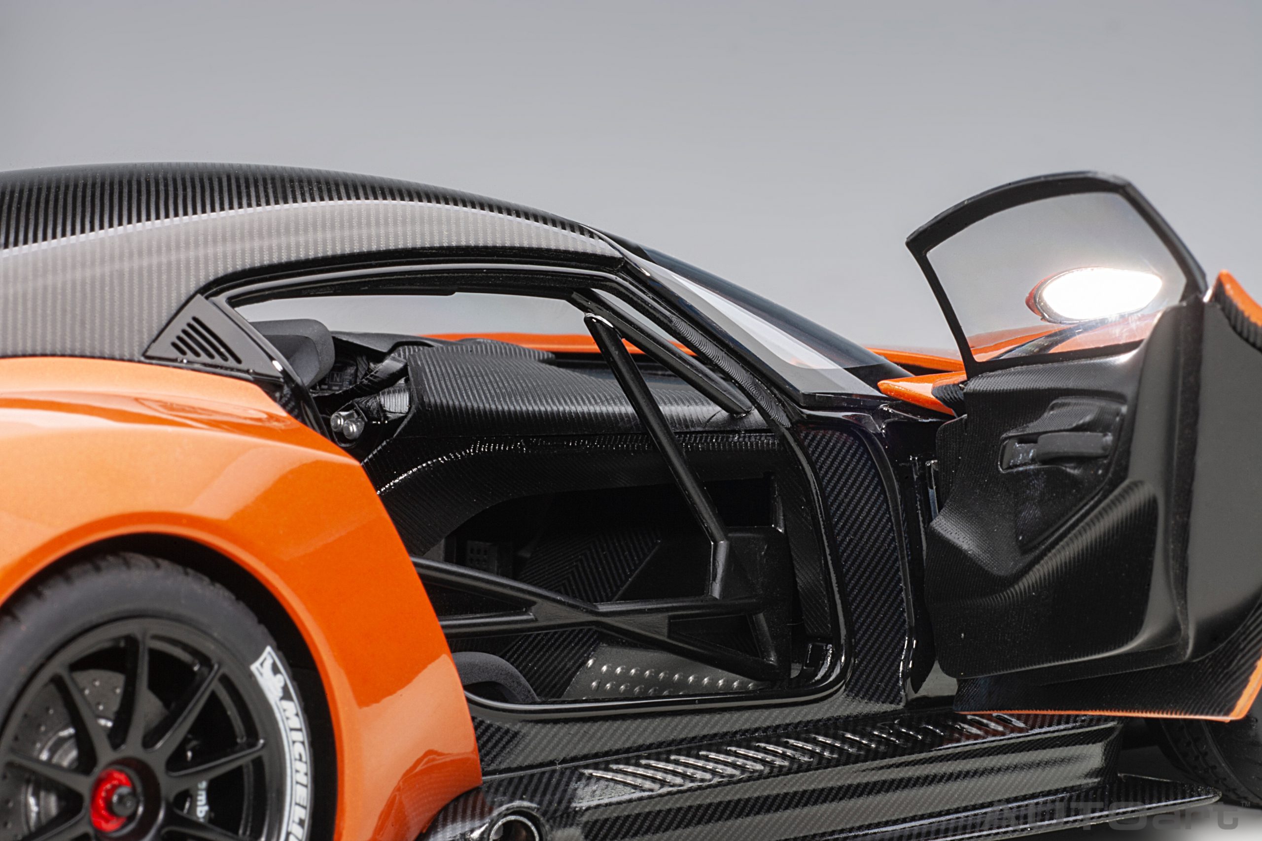 AUTOart Aston Martin Vulcan 2015 1:18 - Madagascar Orange – Bild 10