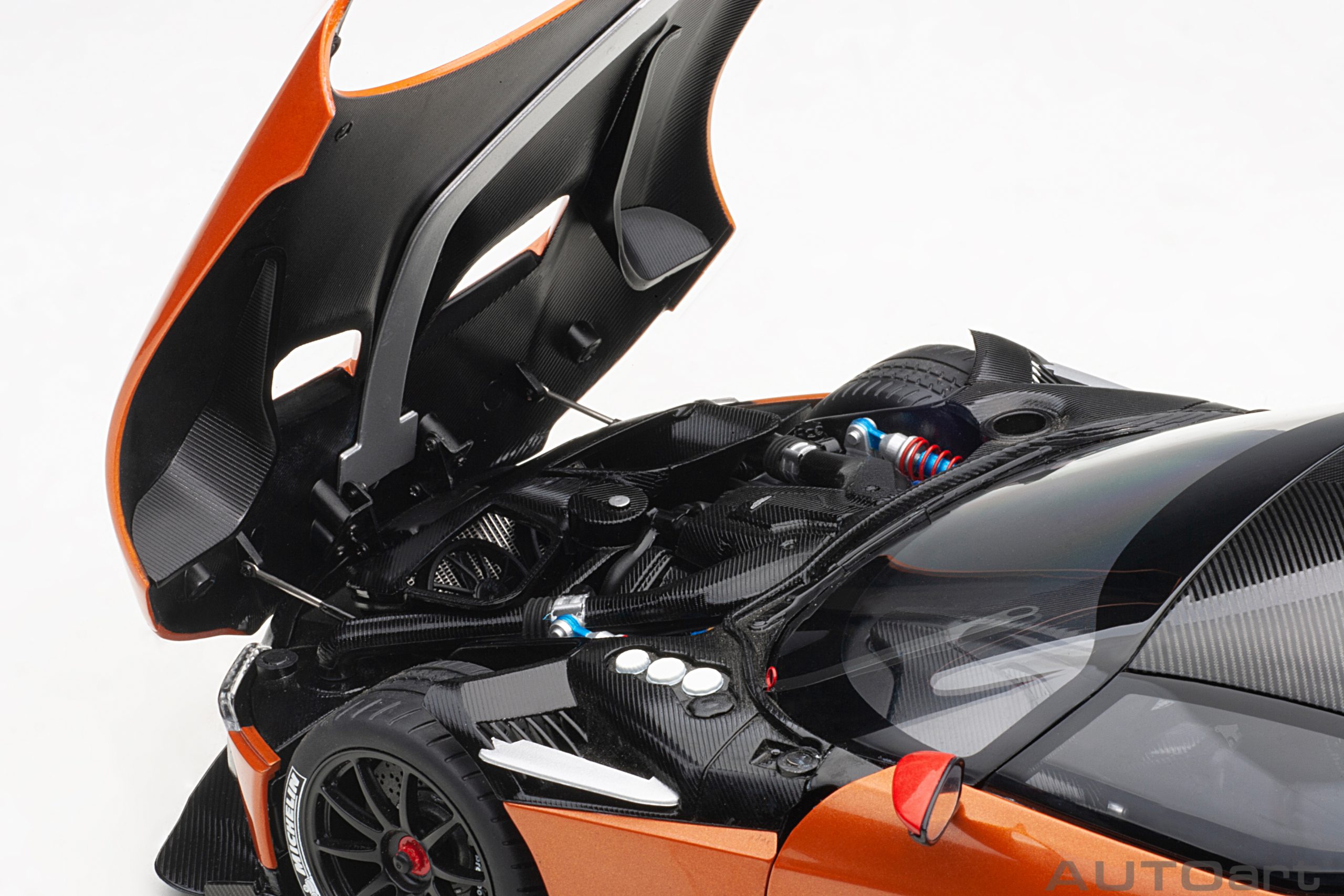 AUTOart Aston Martin Vulcan 2015 1:18 - Madagascar Orange – Bild 11