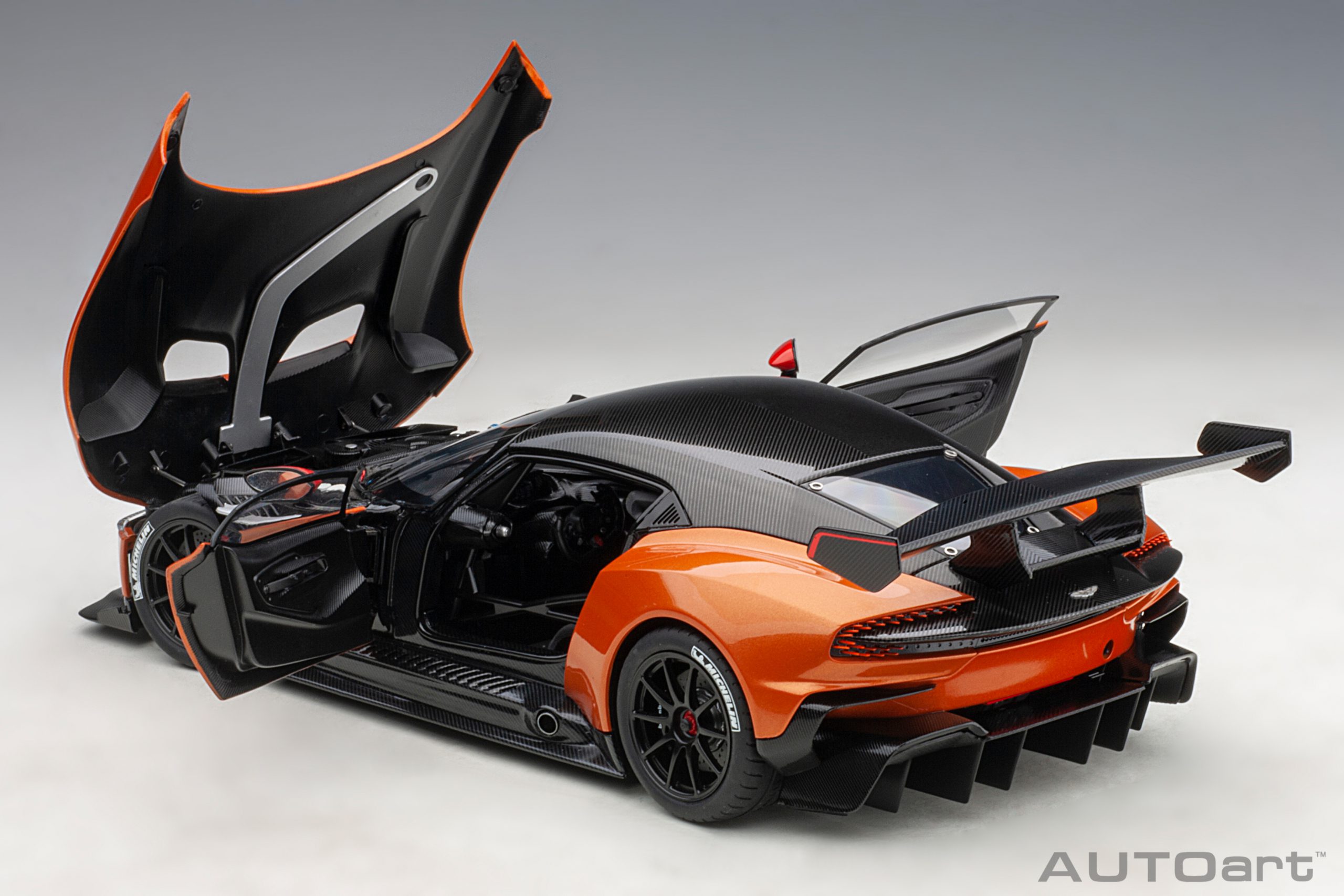 AUTOart Aston Martin Vulcan 2015 1:18 - Madagascar Orange – Bild 12