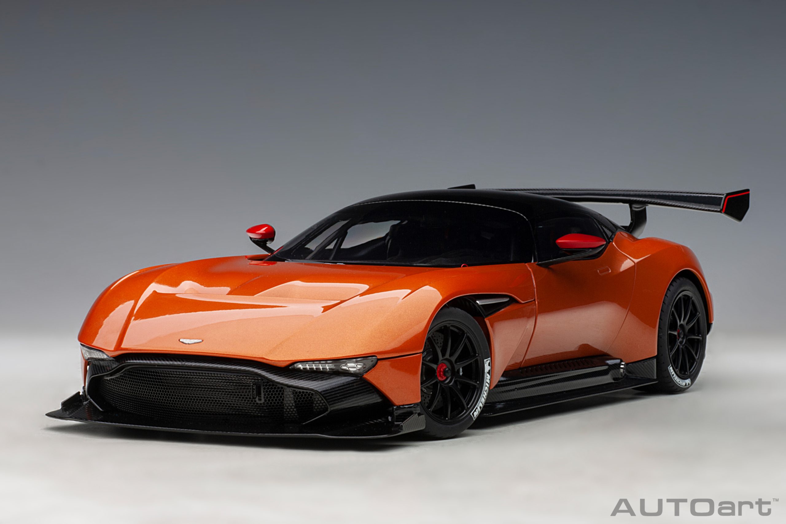 AUTOart Aston Martin Vulcan 2015 1:18 - Madagascar Orange – Bild 13