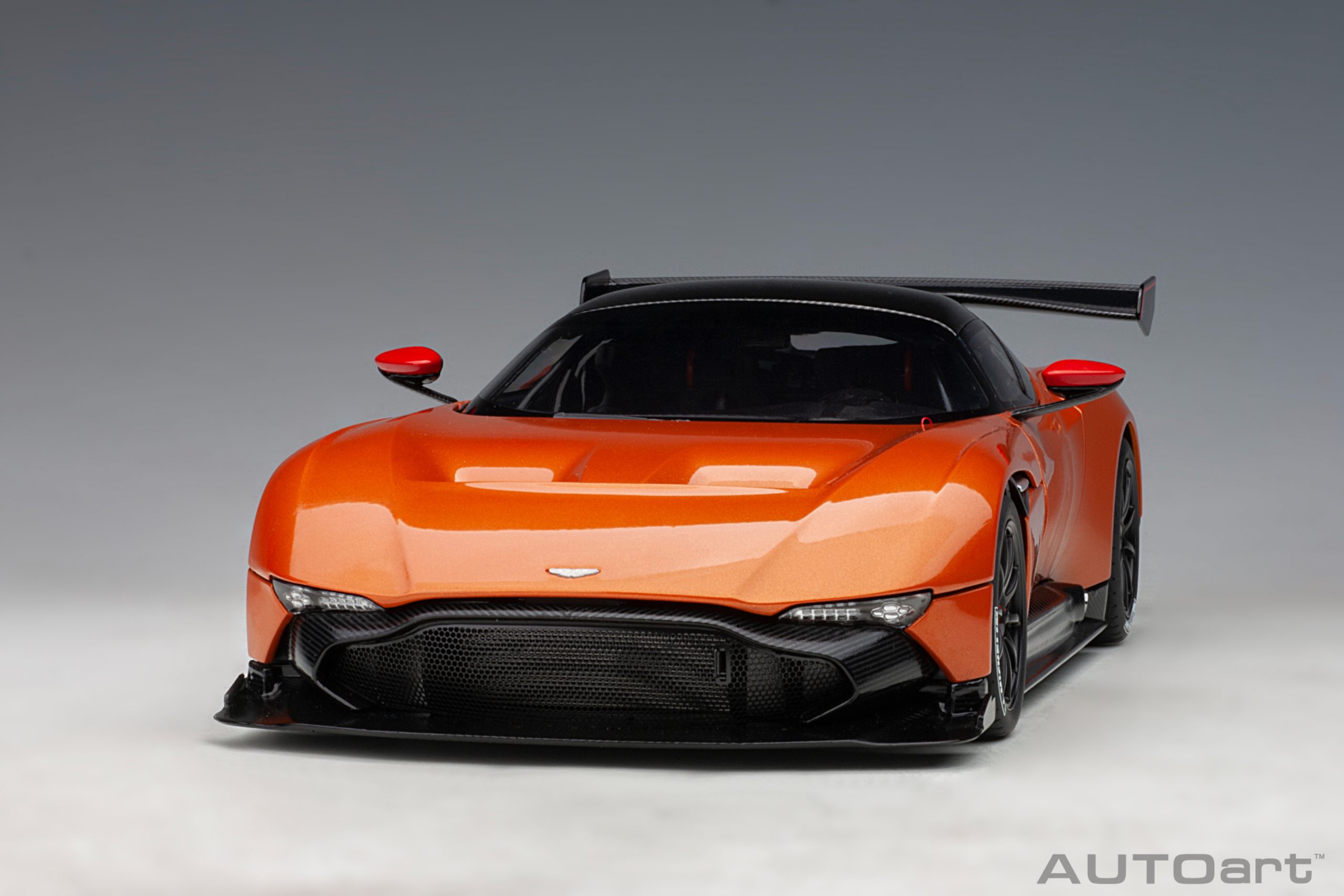 AUTOart Aston Martin Vulcan 2015 1:18 - Madagascar Orange – Bild 15