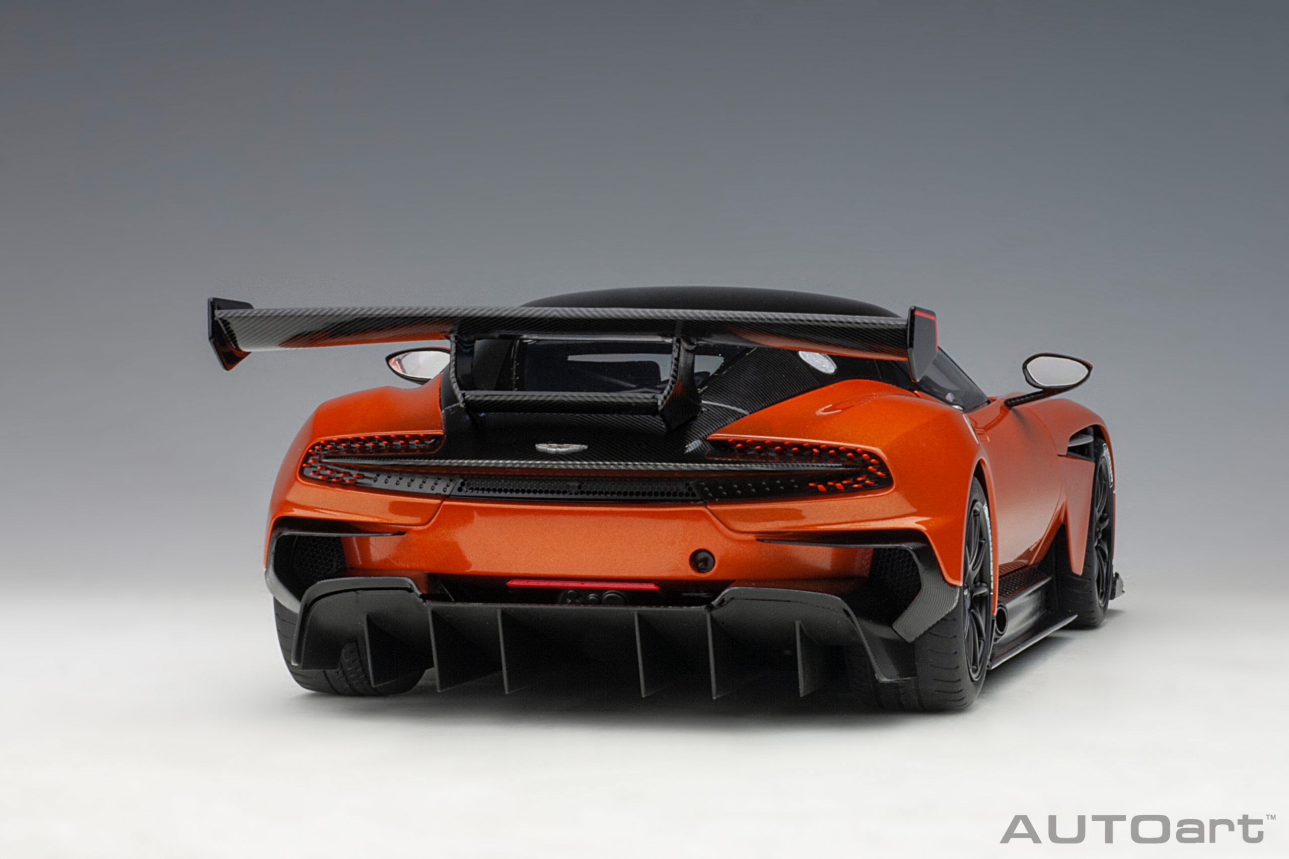 AUTOart Aston Martin Vulcan 2015 1:18 - Madagascar Orange – Bild 16