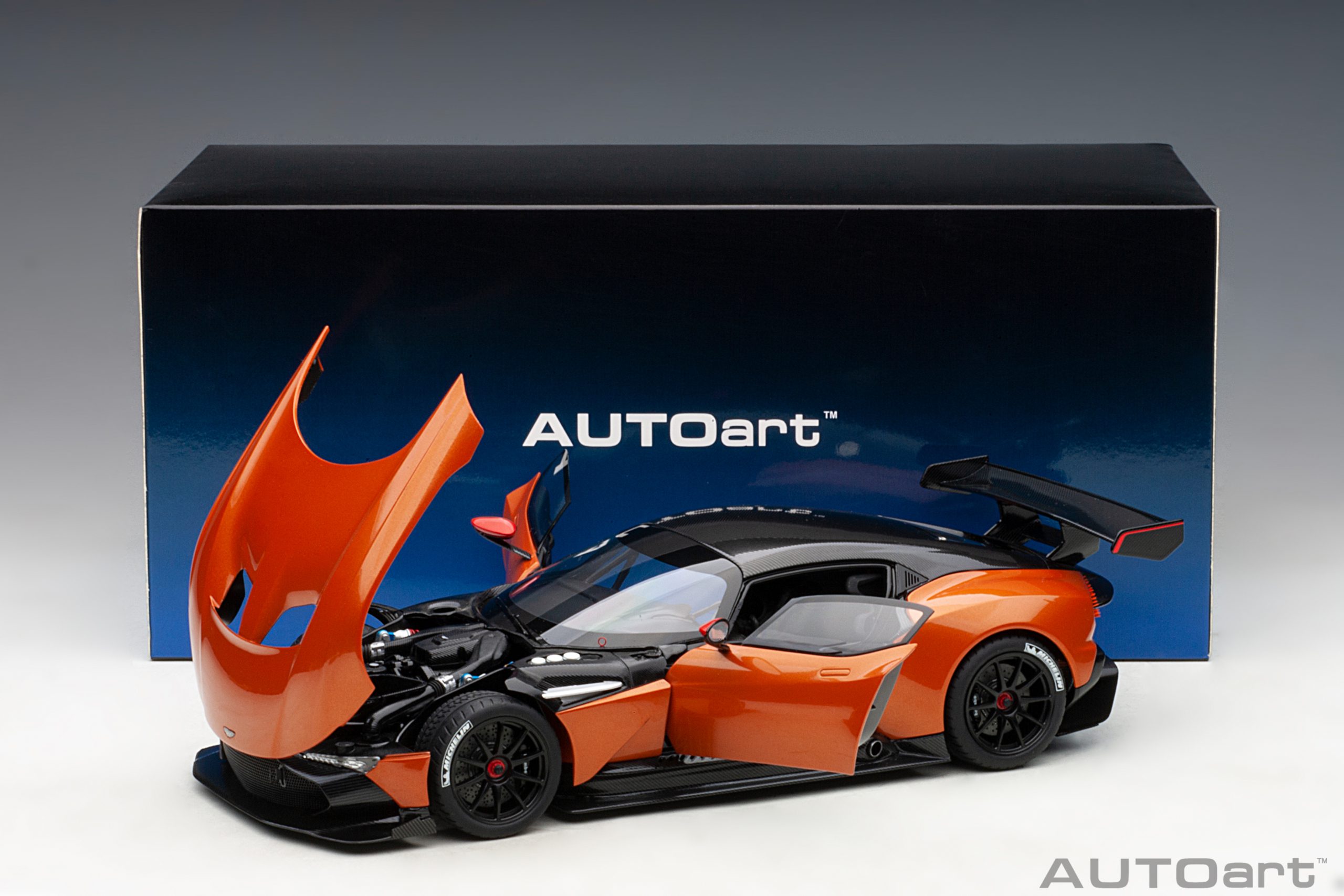 AUTOart Aston Martin Vulcan 2015 1:18 - Madagascar Orange – Bild 17