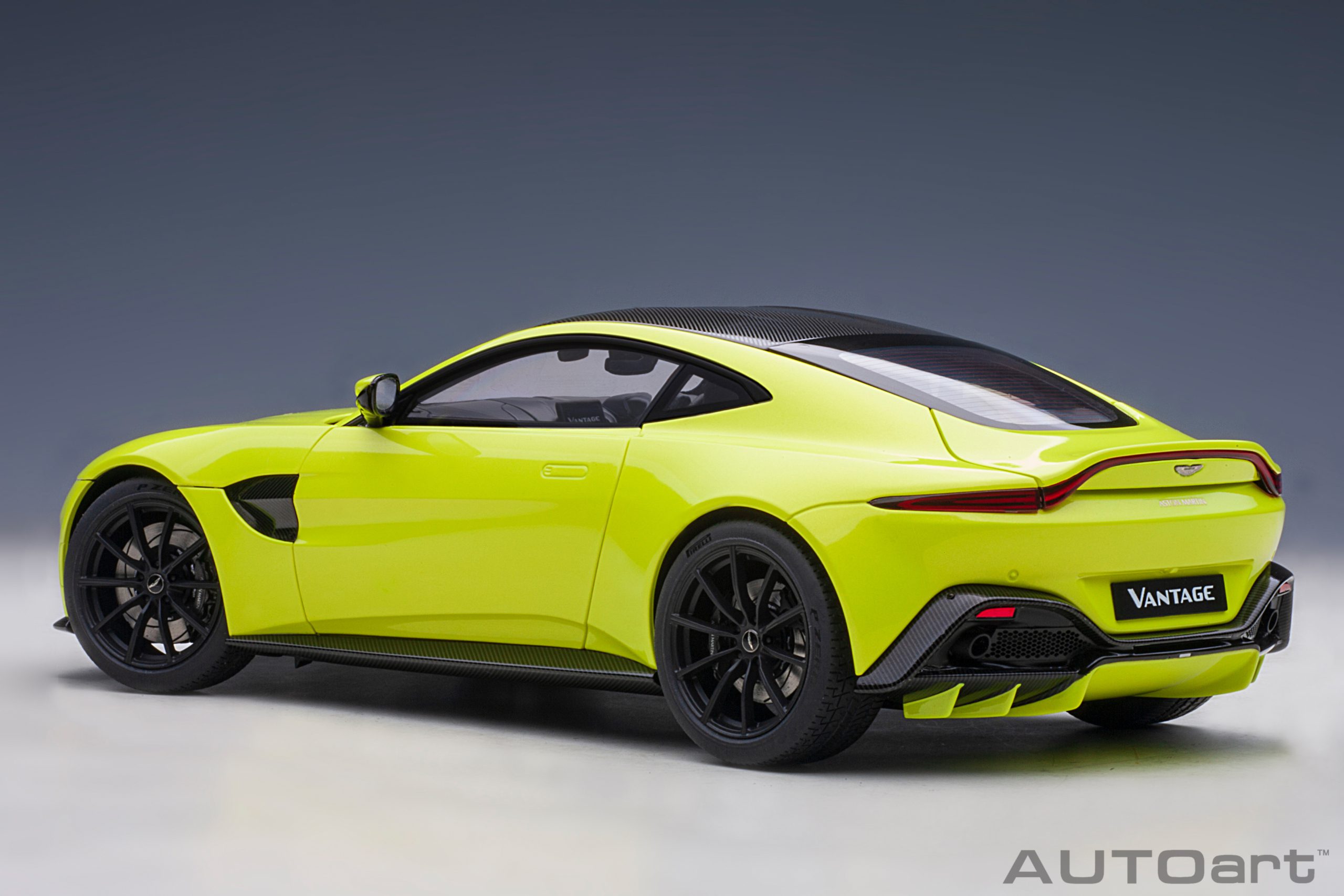 AUTOart Aston Martin Vantage 2019 1:18 - Lime Essence - 画像2
