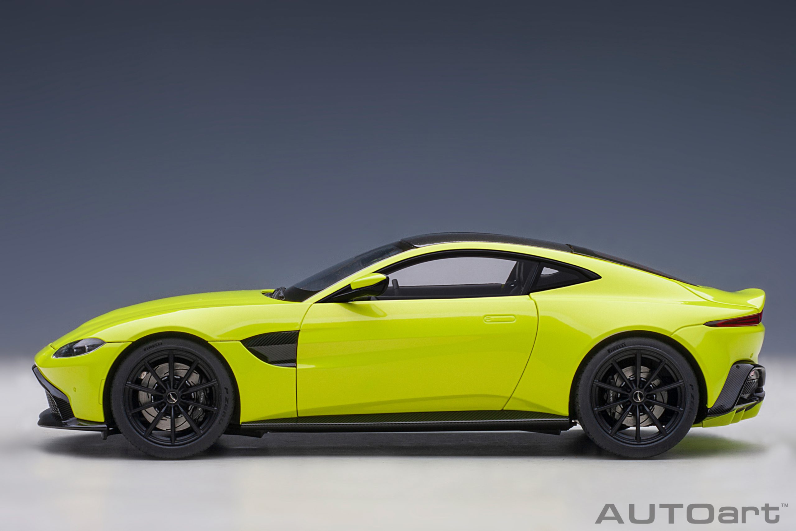 AUTOart Aston Martin Vantage 2019 1:18 - Lime Essence - 画像3