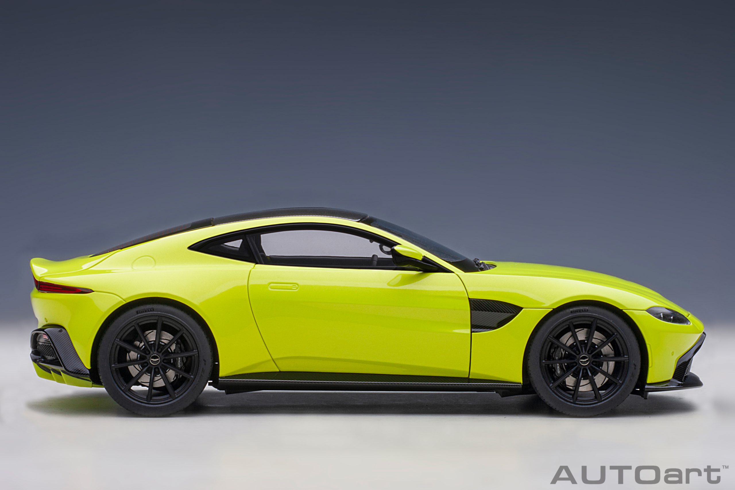 AUTOart Aston Martin Vantage 2019 1:18 - Lime Essence - 画像4