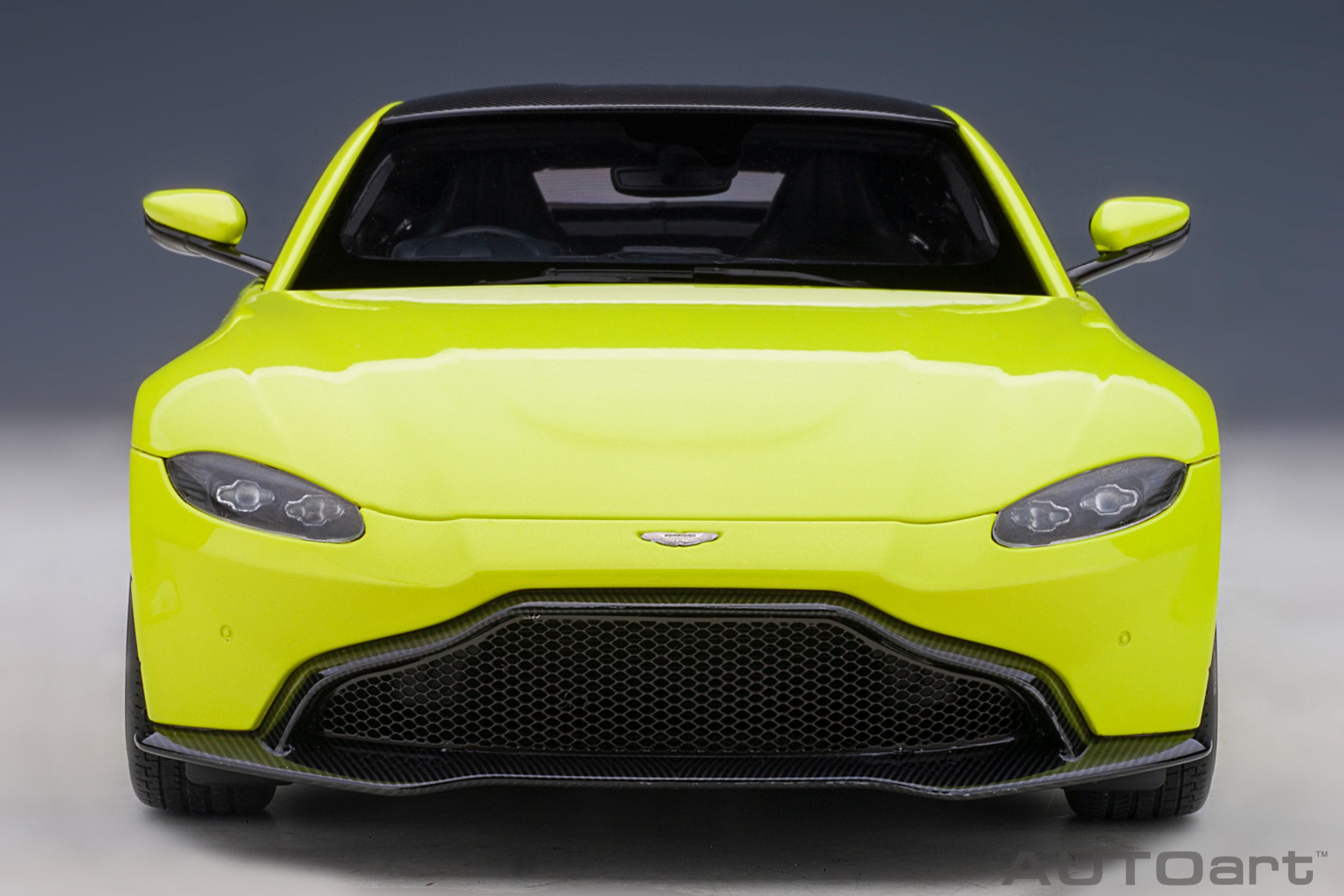 AUTOart Aston Martin Vantage 2019 1:18 - Lime Essence - 画像5