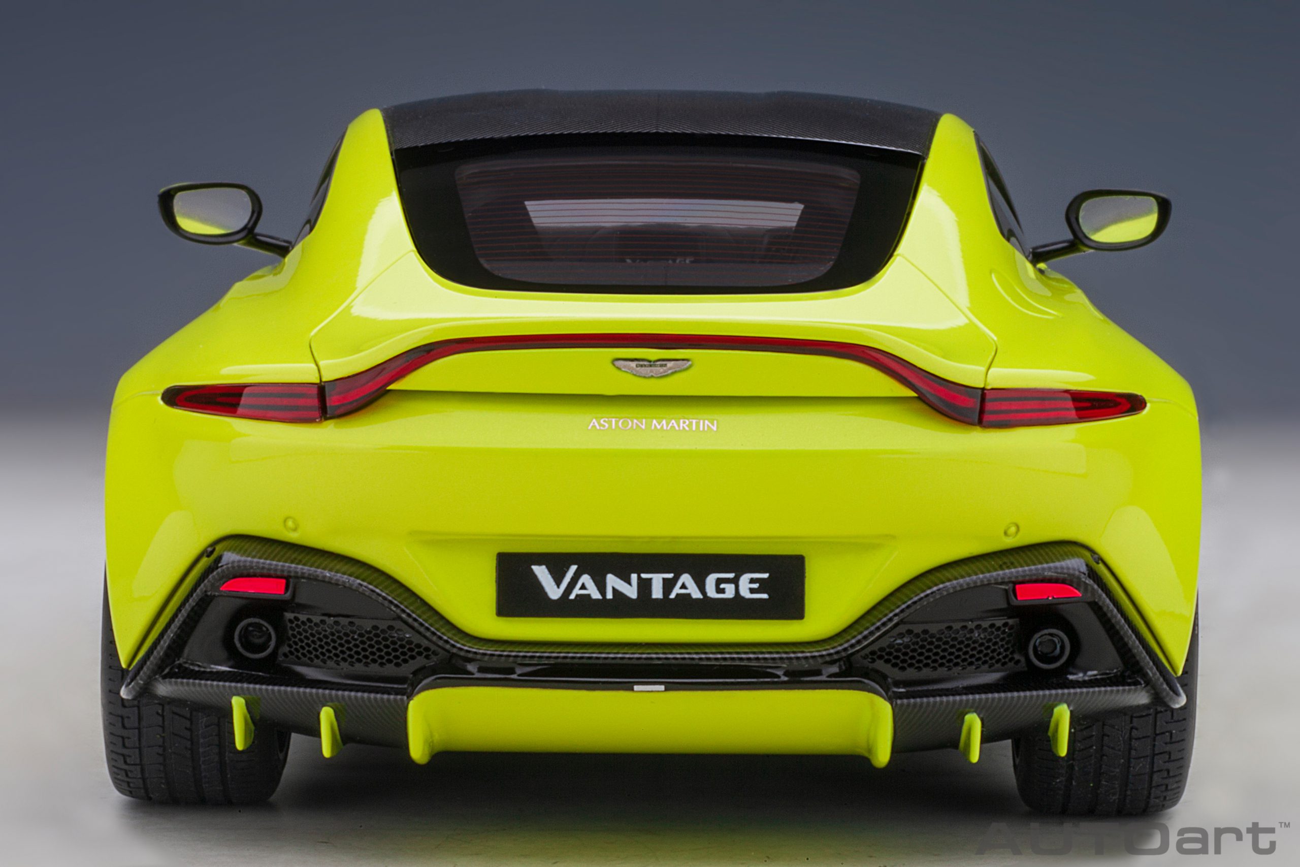 AUTOart Aston Martin Vantage 2019 1:18 - Lime Essence - 画像6
