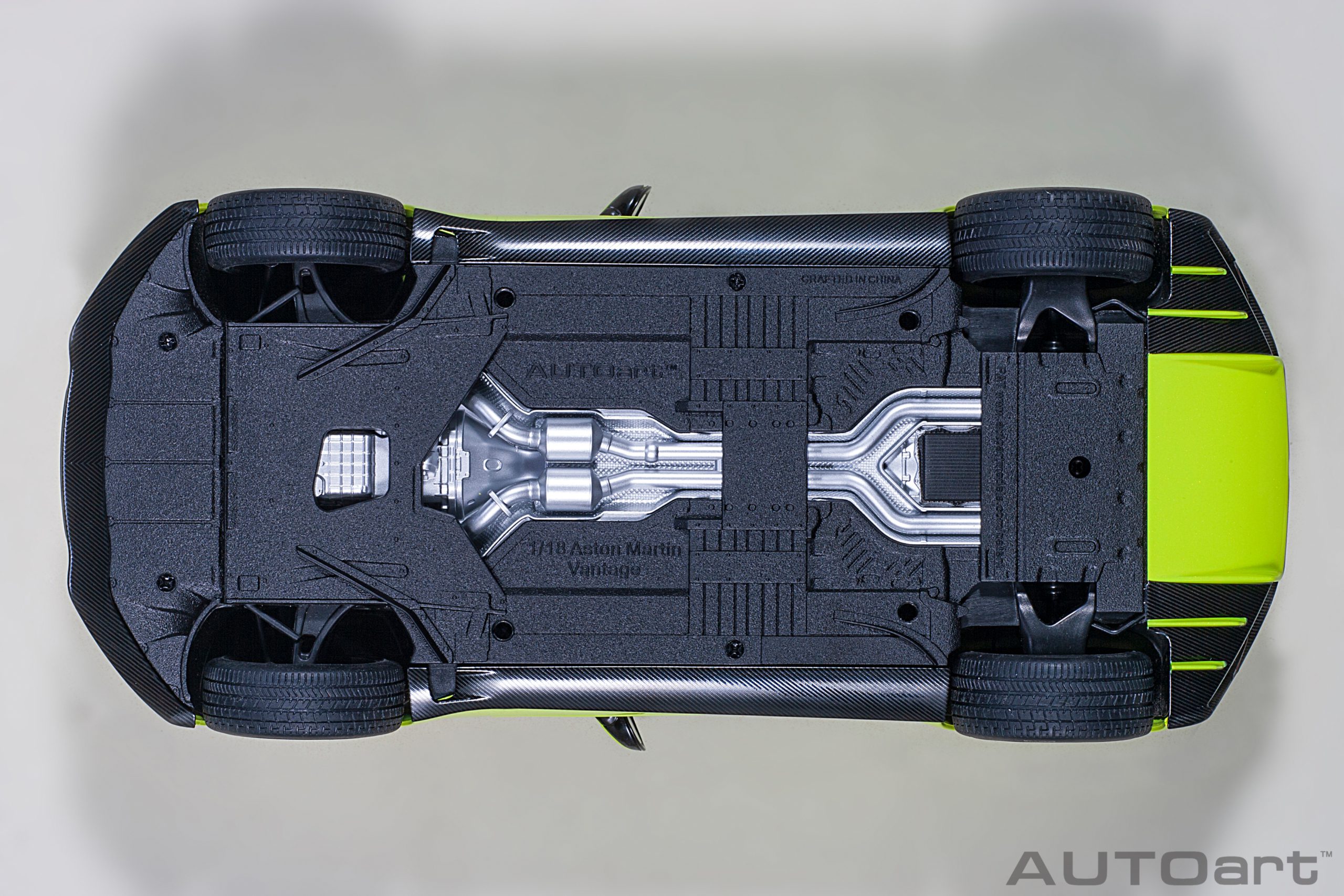 AUTOart Aston Martin Vantage 2019 1:18 - Lime Essence - 画像8