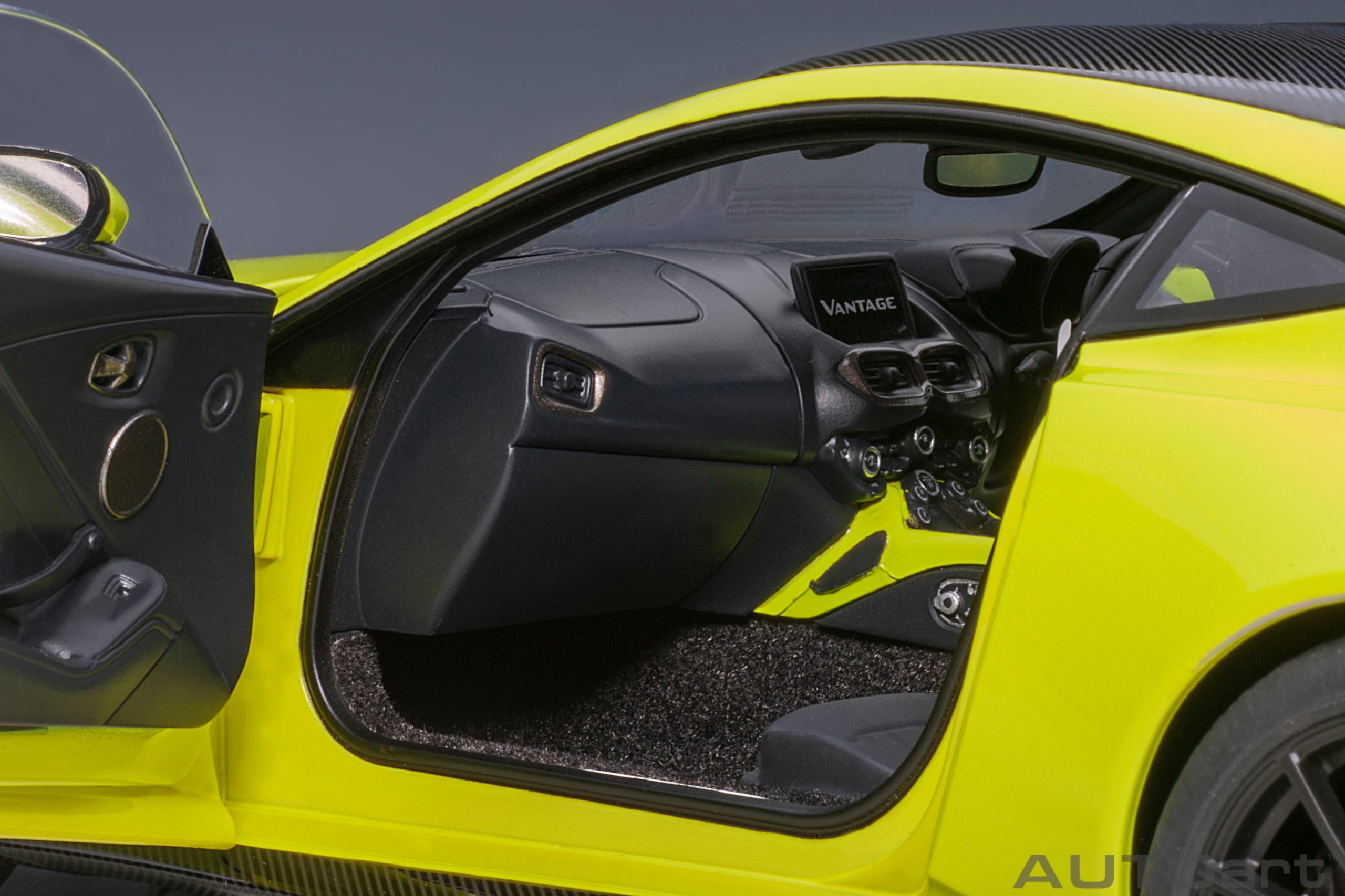 AUTOart Aston Martin Vantage 2019 1:18 - Lime Essence - 画像9