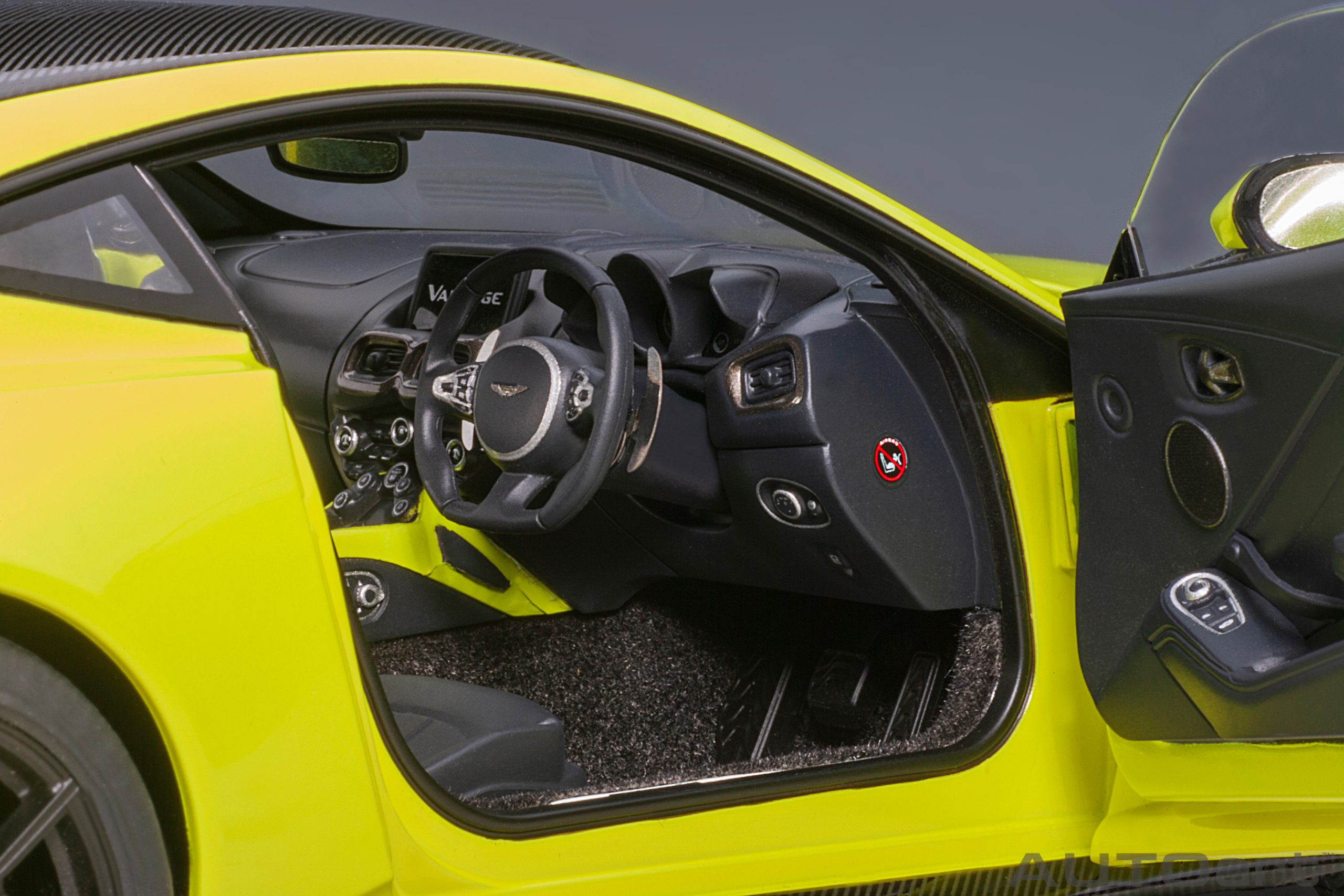AUTOart Aston Martin Vantage 2019 1:18 - Lime Essence - 画像10