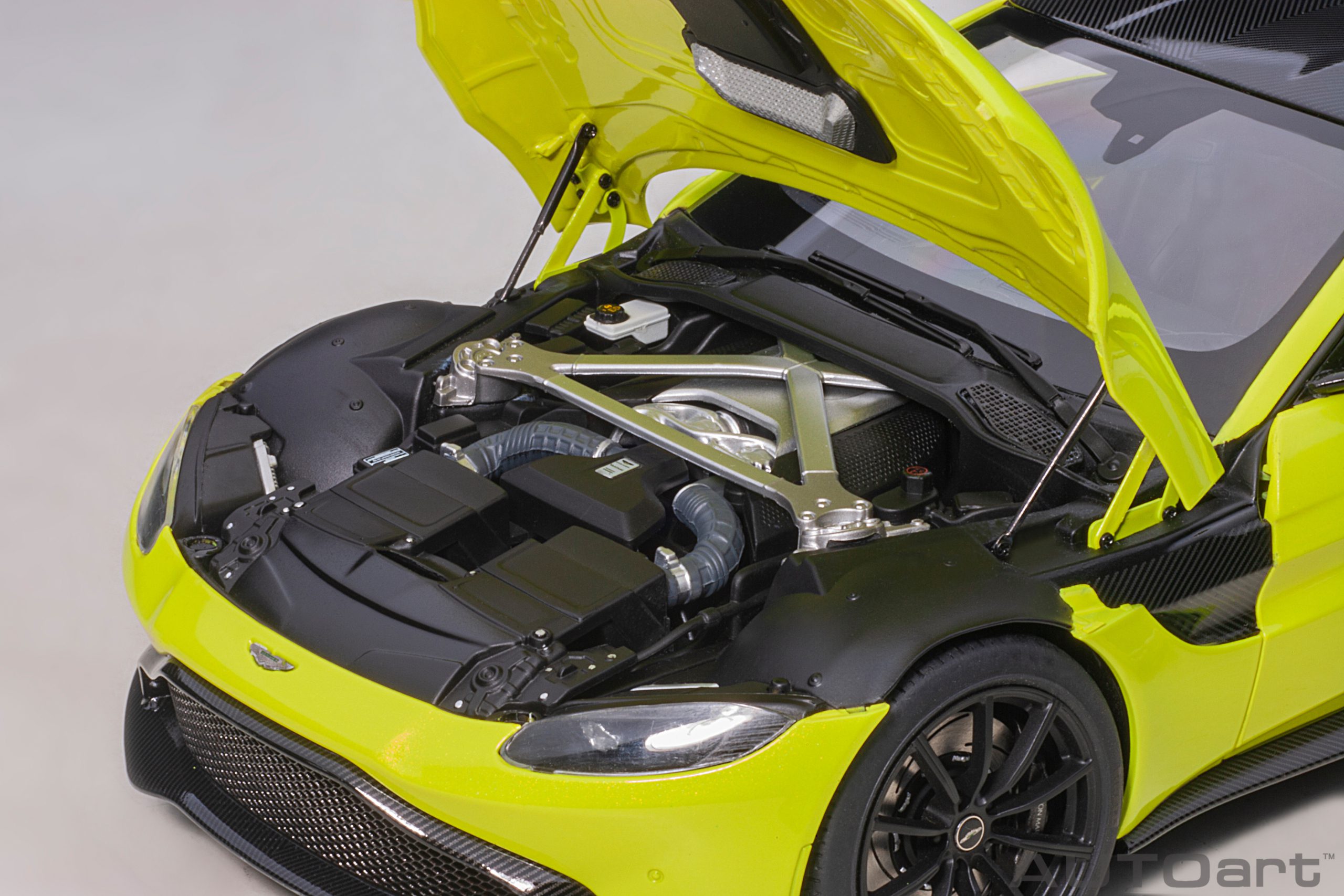 AUTOart Aston Martin Vantage 2019 1:18 - Lime Essence - 画像11