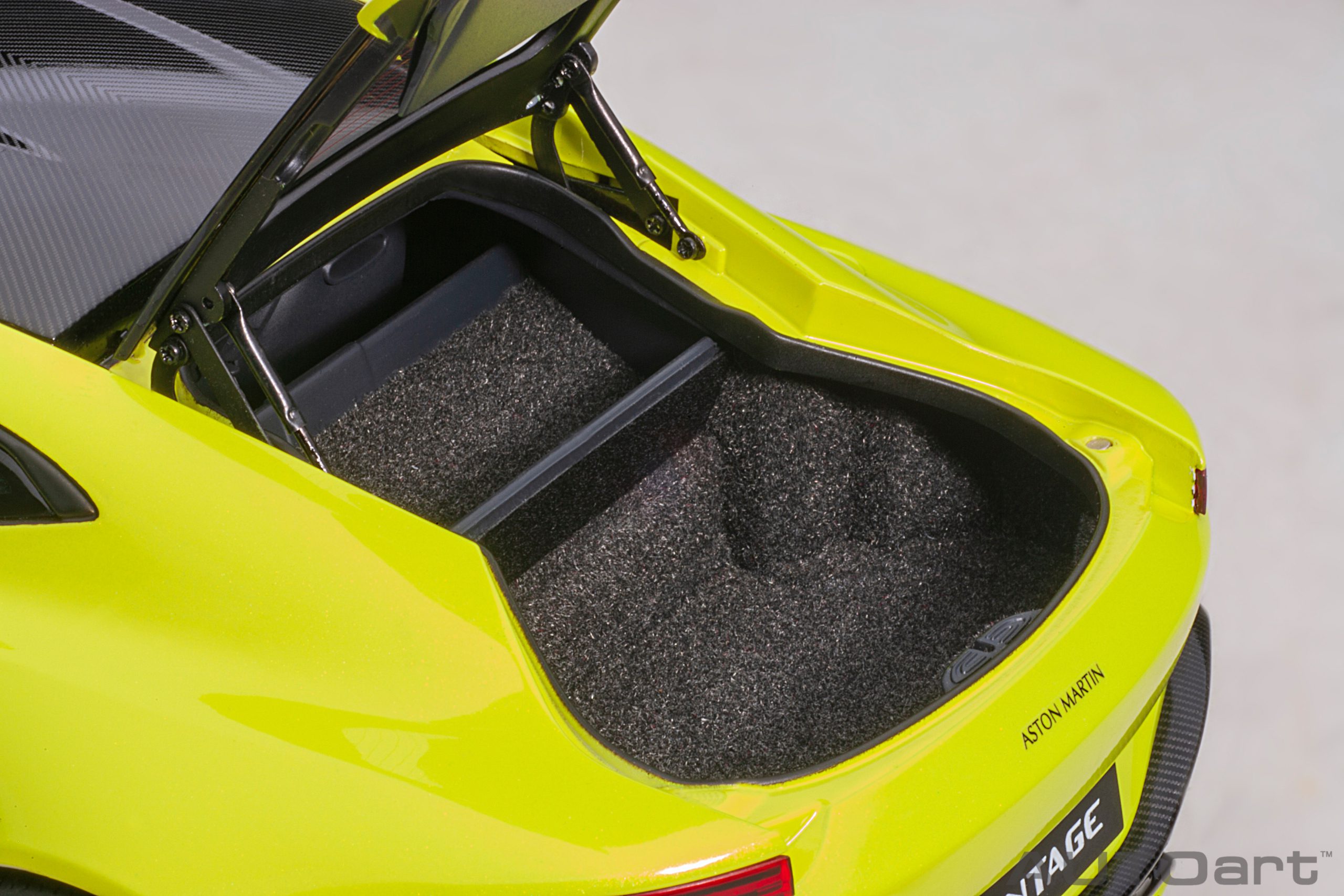 AUTOart Aston Martin Vantage 2019 1:18 - Lime Essence - 画像12