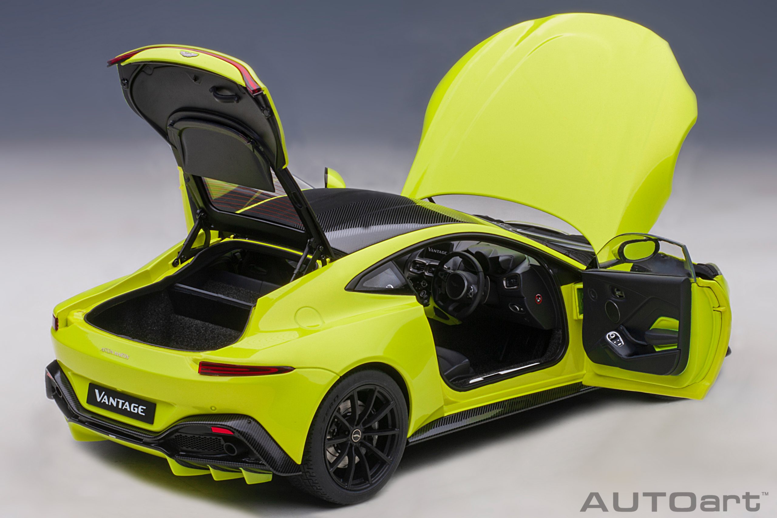 AUTOart Aston Martin Vantage 2019 1:18 - Lime Essence - 画像13