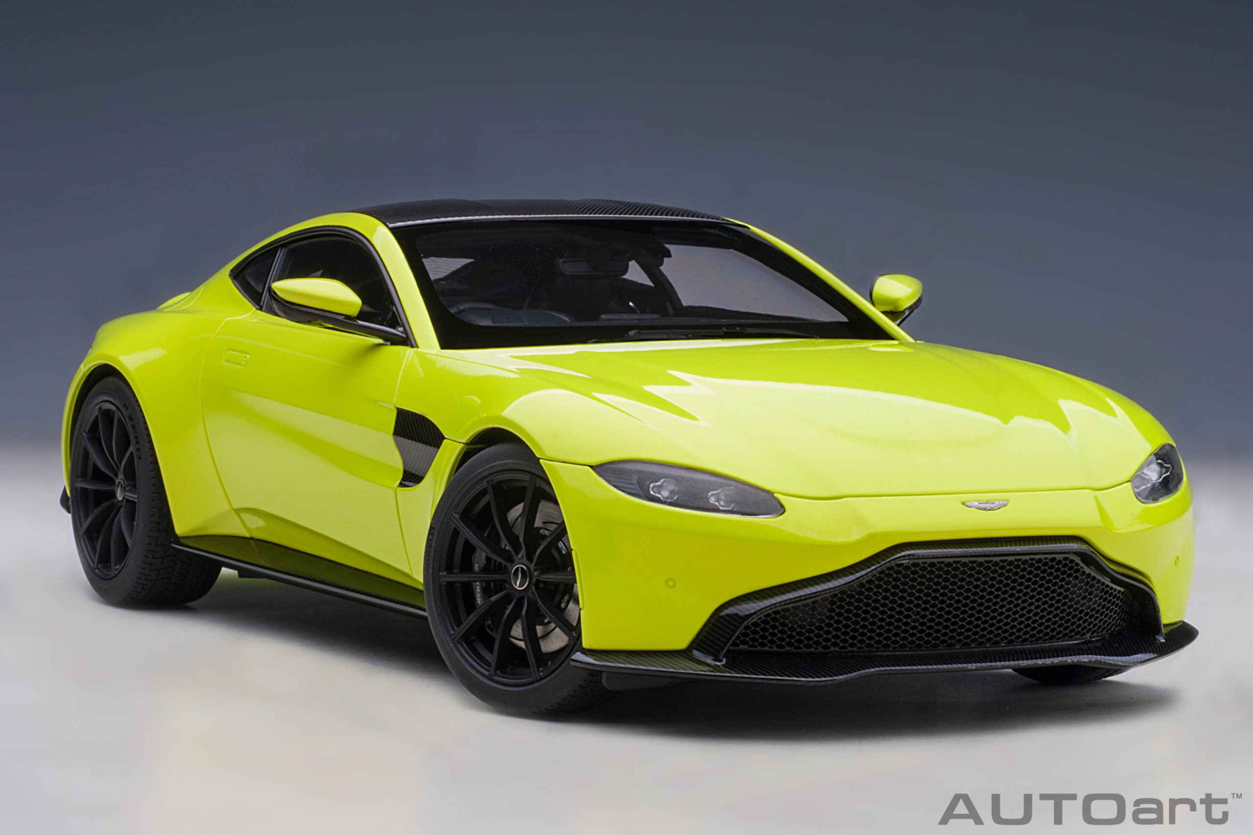 AUTOart Aston Martin Vantage 2019 1:18 - Lime Essence - 画像15