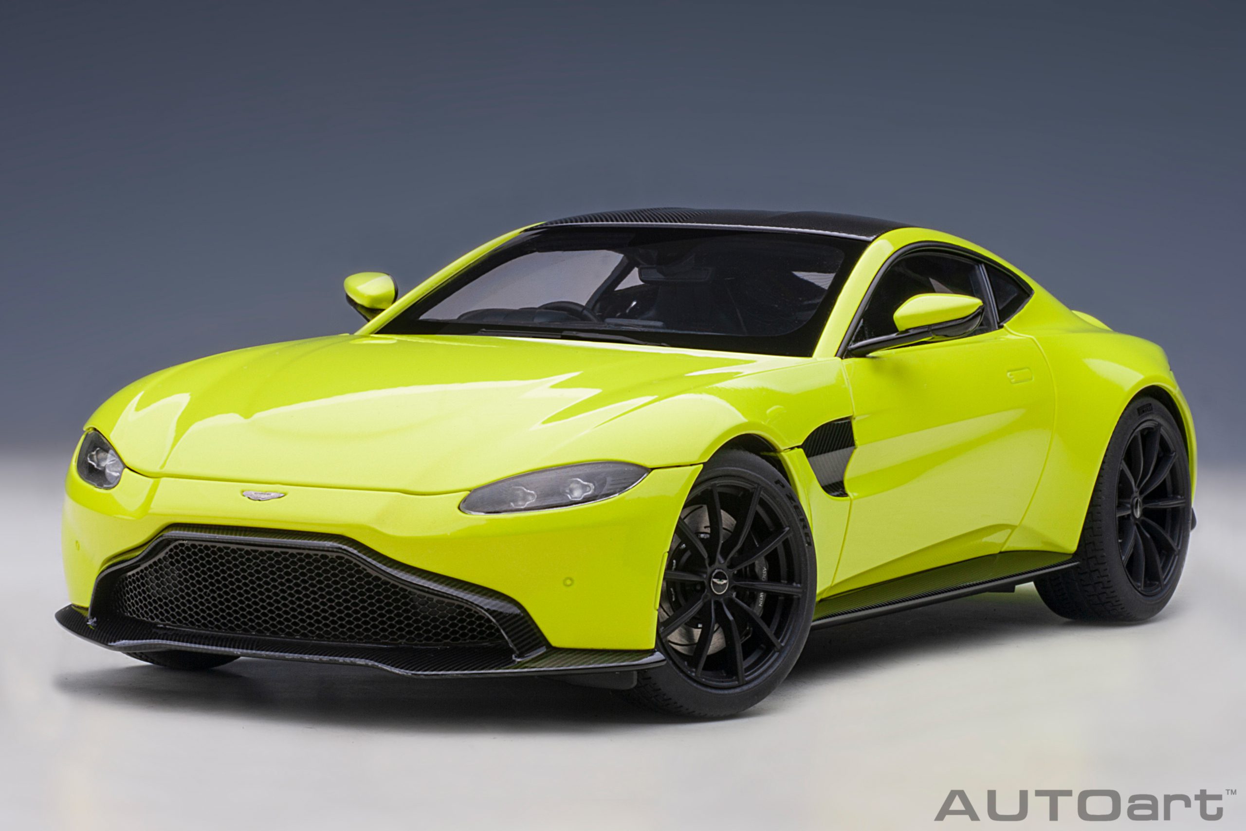 AUTOart Aston Martin Vantage 2019 1:18 - Lime Essence - 画像14
