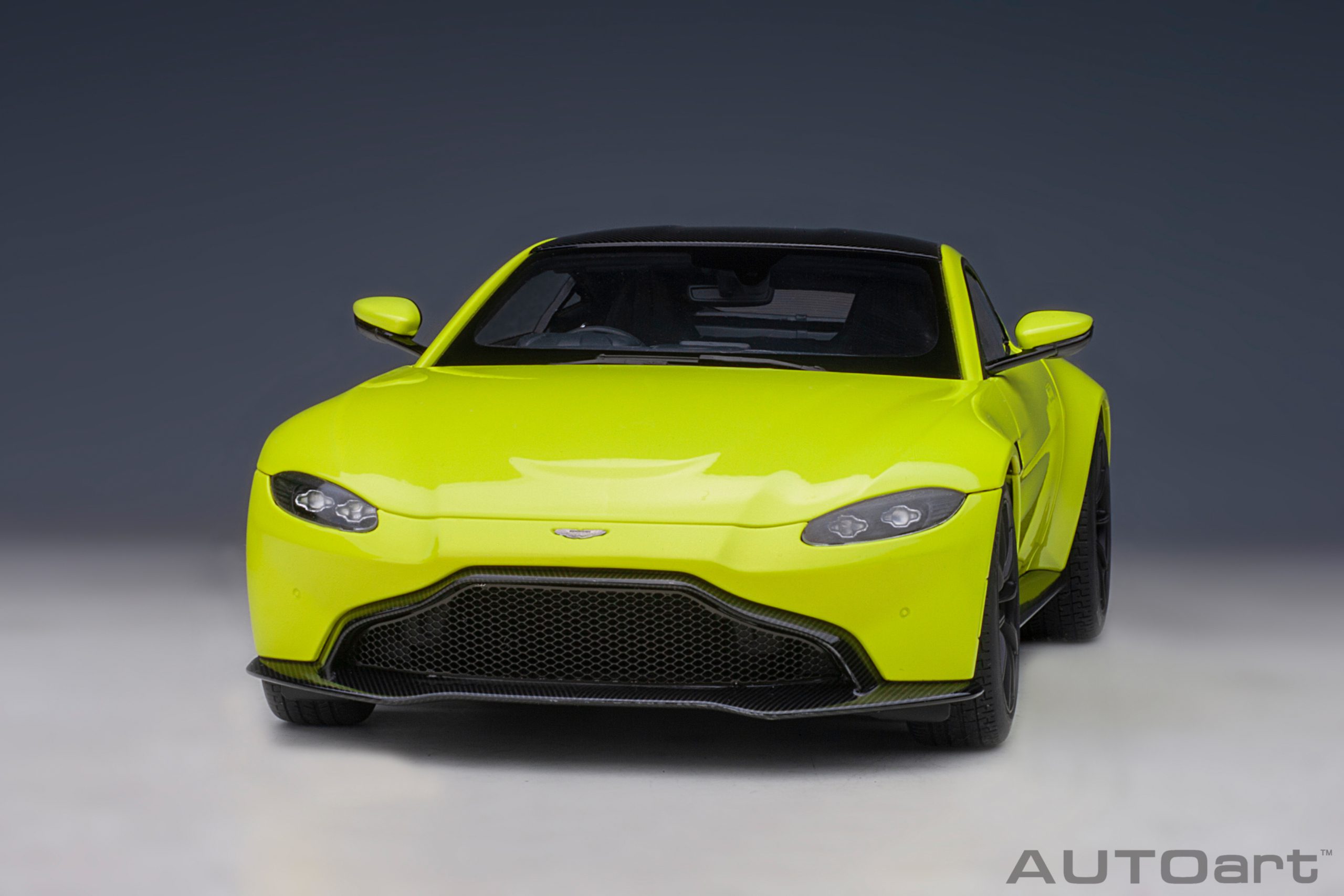 AUTOart Aston Martin Vantage 2019 1:18 - Lime Essence - 画像16