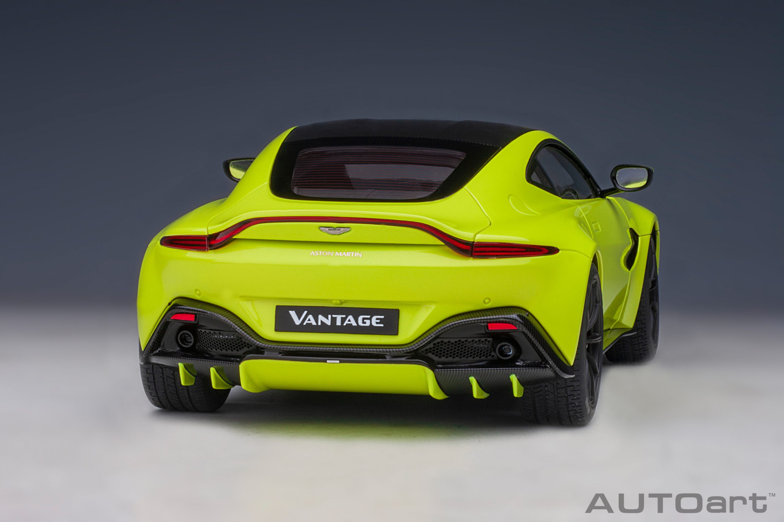 AUTOart Aston Martin Vantage 2019 1:18 - Lime Essence - 画像17