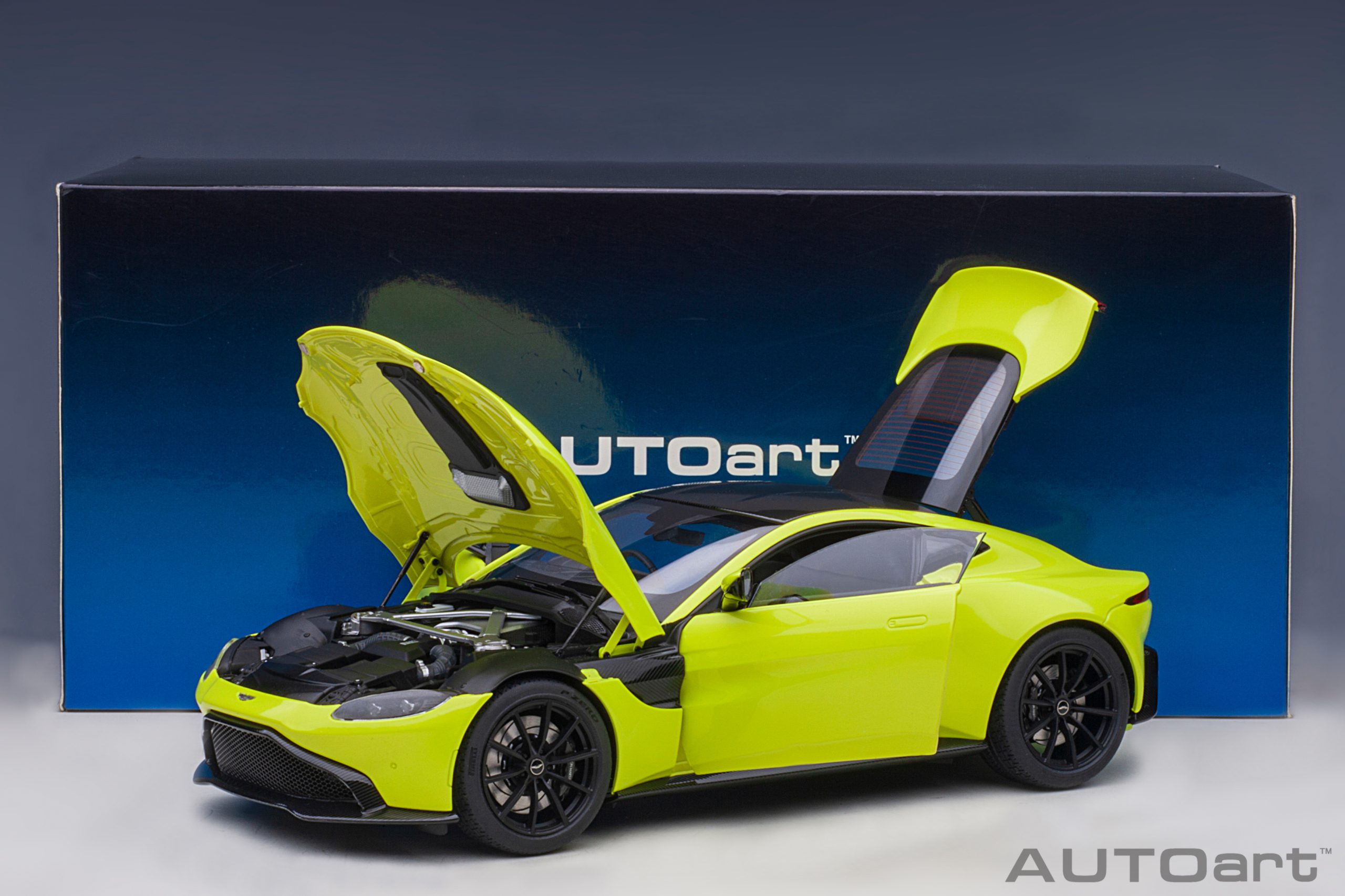 AUTOart Aston Martin Vantage 2019 1:18 - Lime Essence - 画像18