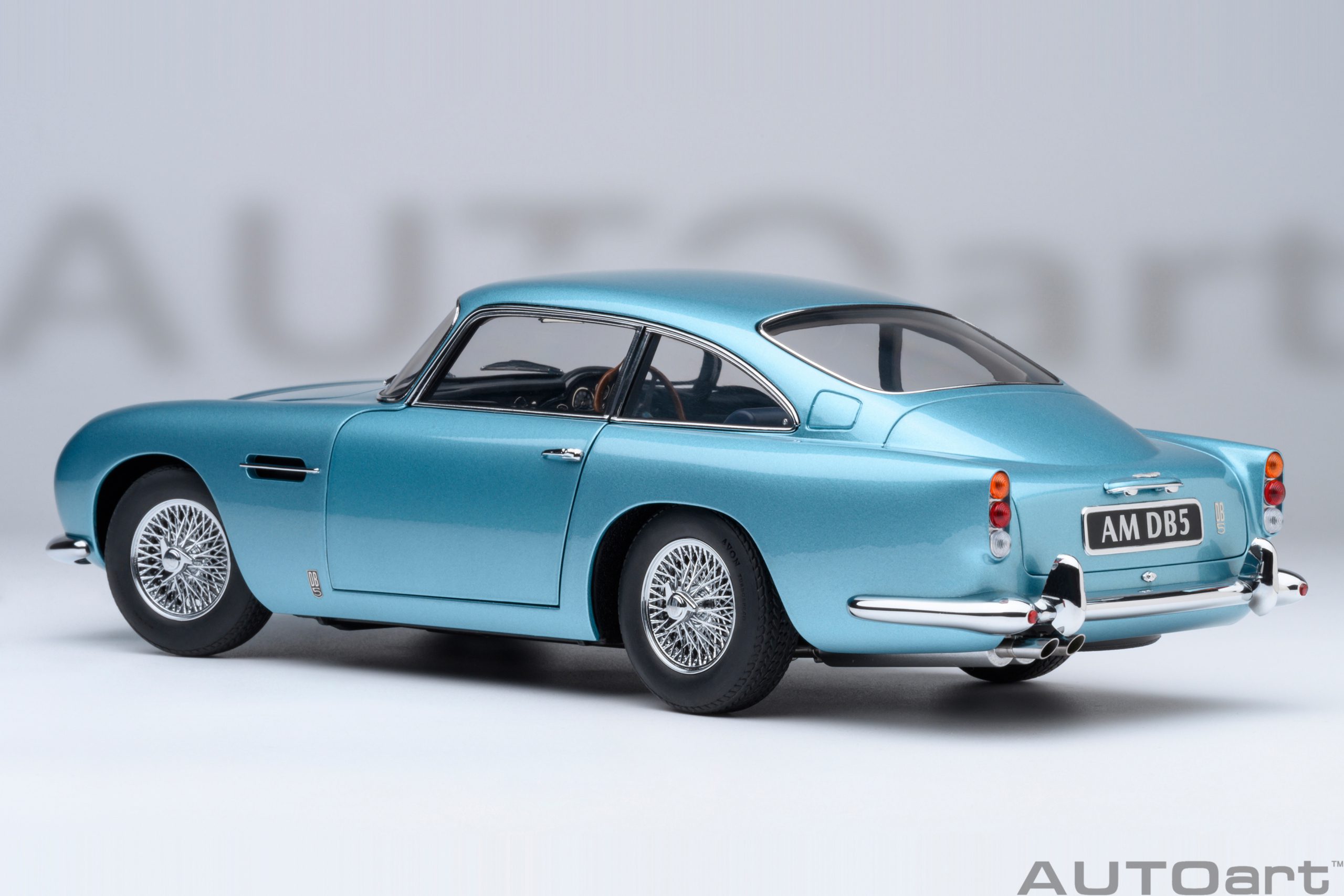 AUTOart Aston Martin DB5 1964 1:18 - Caribbean Pearl Blue – Bild 2