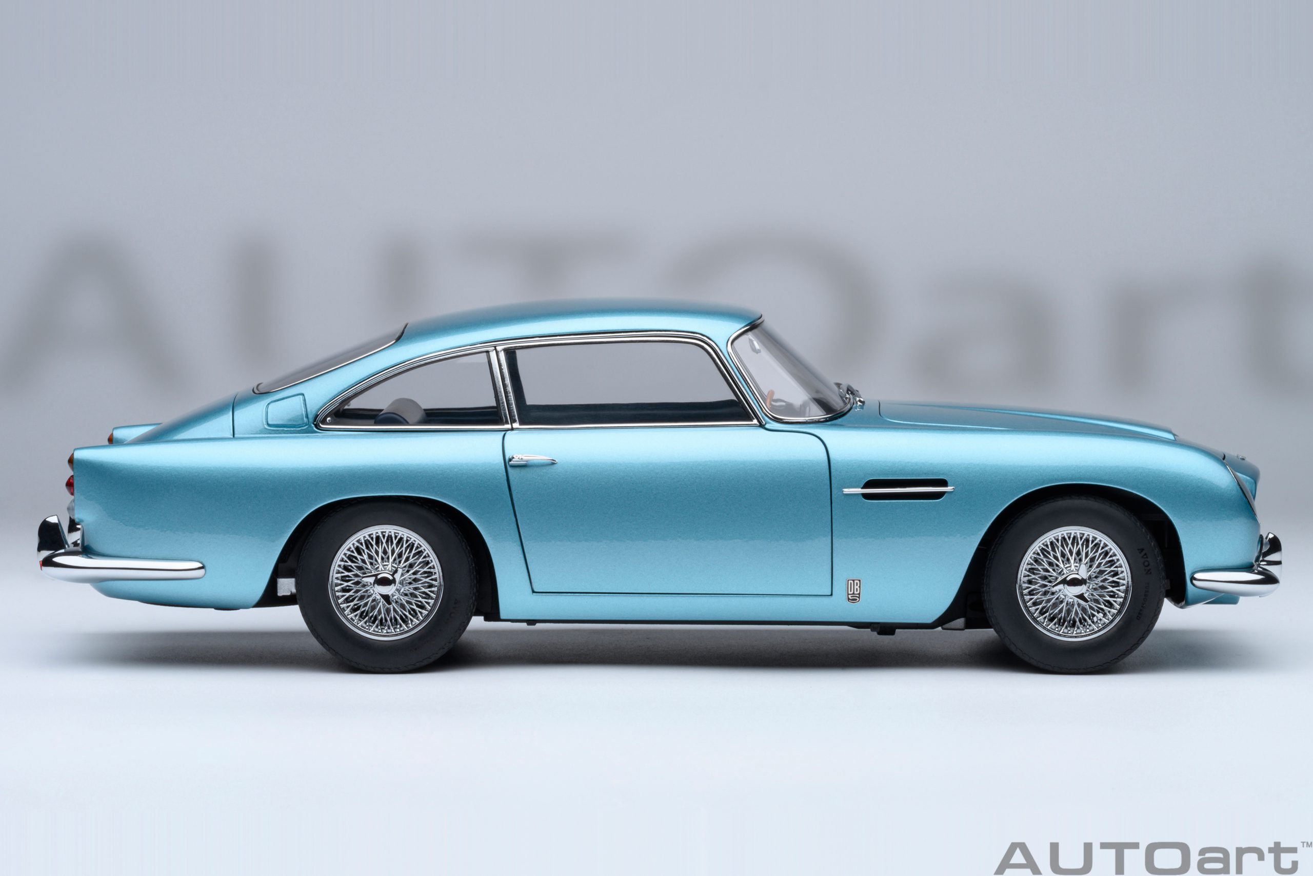 AUTOart Aston Martin DB5 1964 1:18 - Caribbean Pearl Blue – Bild 4