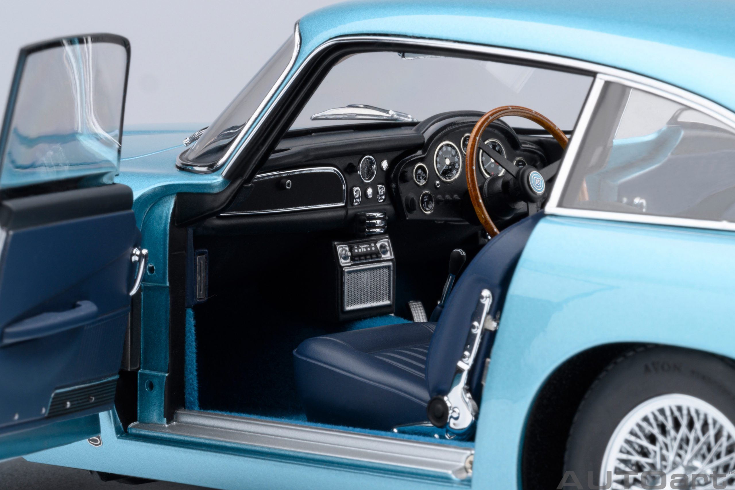 AUTOart Aston Martin DB5 1964 1:18 - Caribbean Pearl Blue – Bild 9