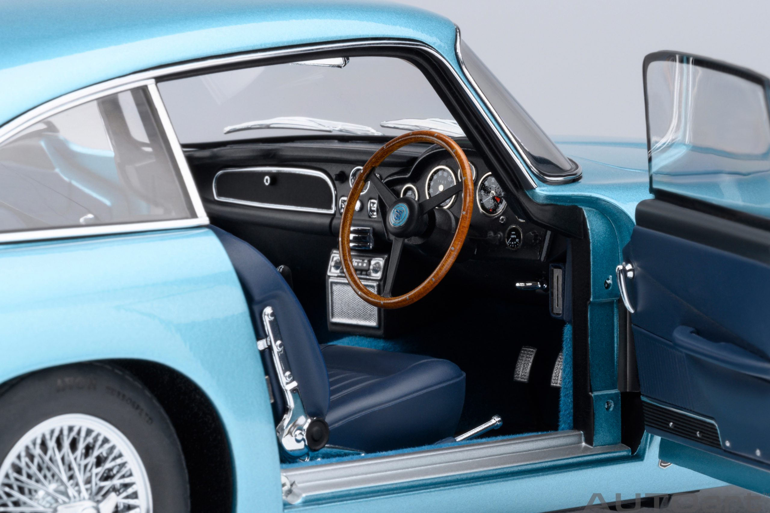 AUTOart Aston Martin DB5 1964 1:18 - Caribbean Pearl Blue – Bild 10