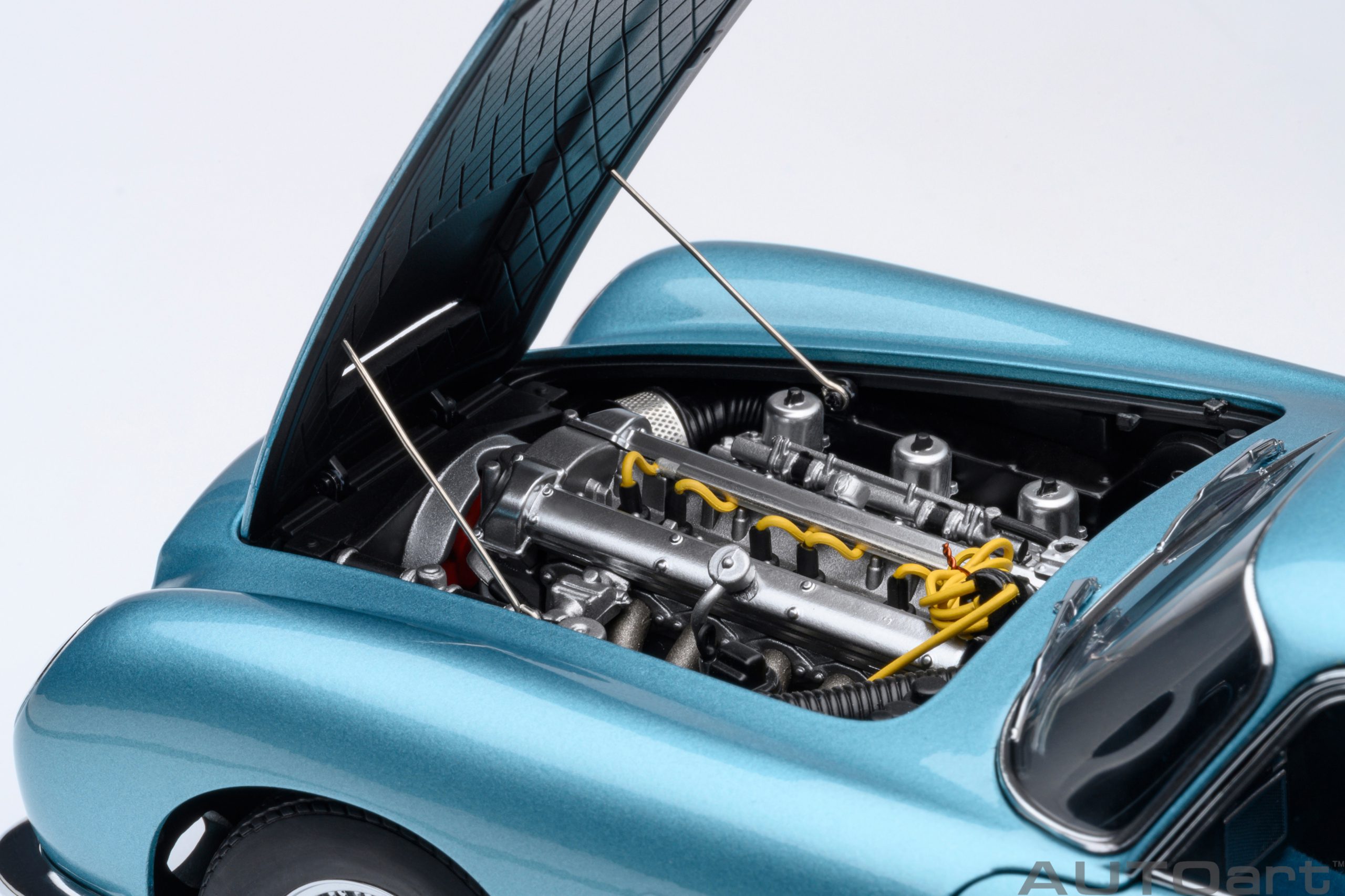 AUTOart Aston Martin DB5 1964 1:18 - Caribbean Pearl Blue – Bild 11