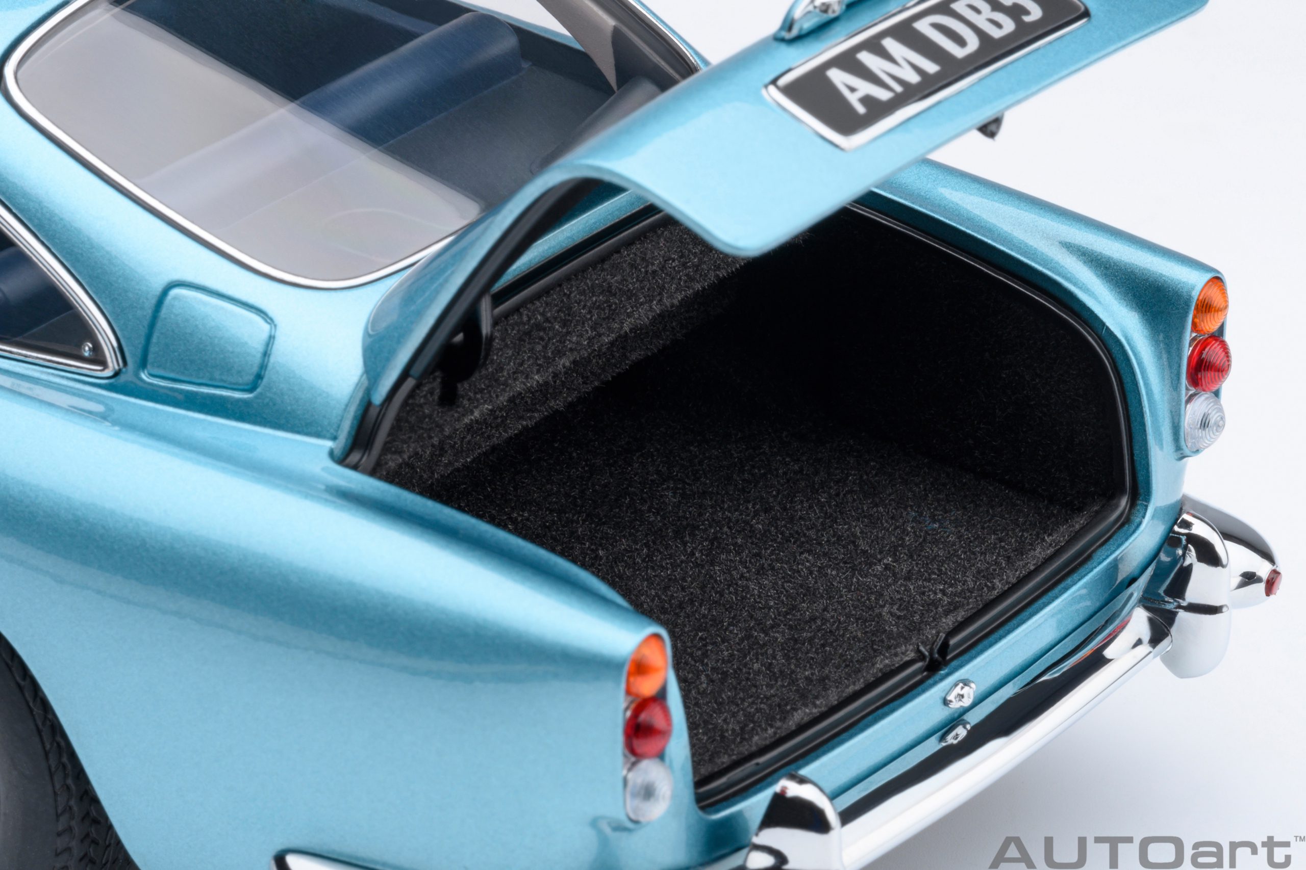 AUTOart Aston Martin DB5 1964 1:18 - Caribbean Pearl Blue – Bild 13