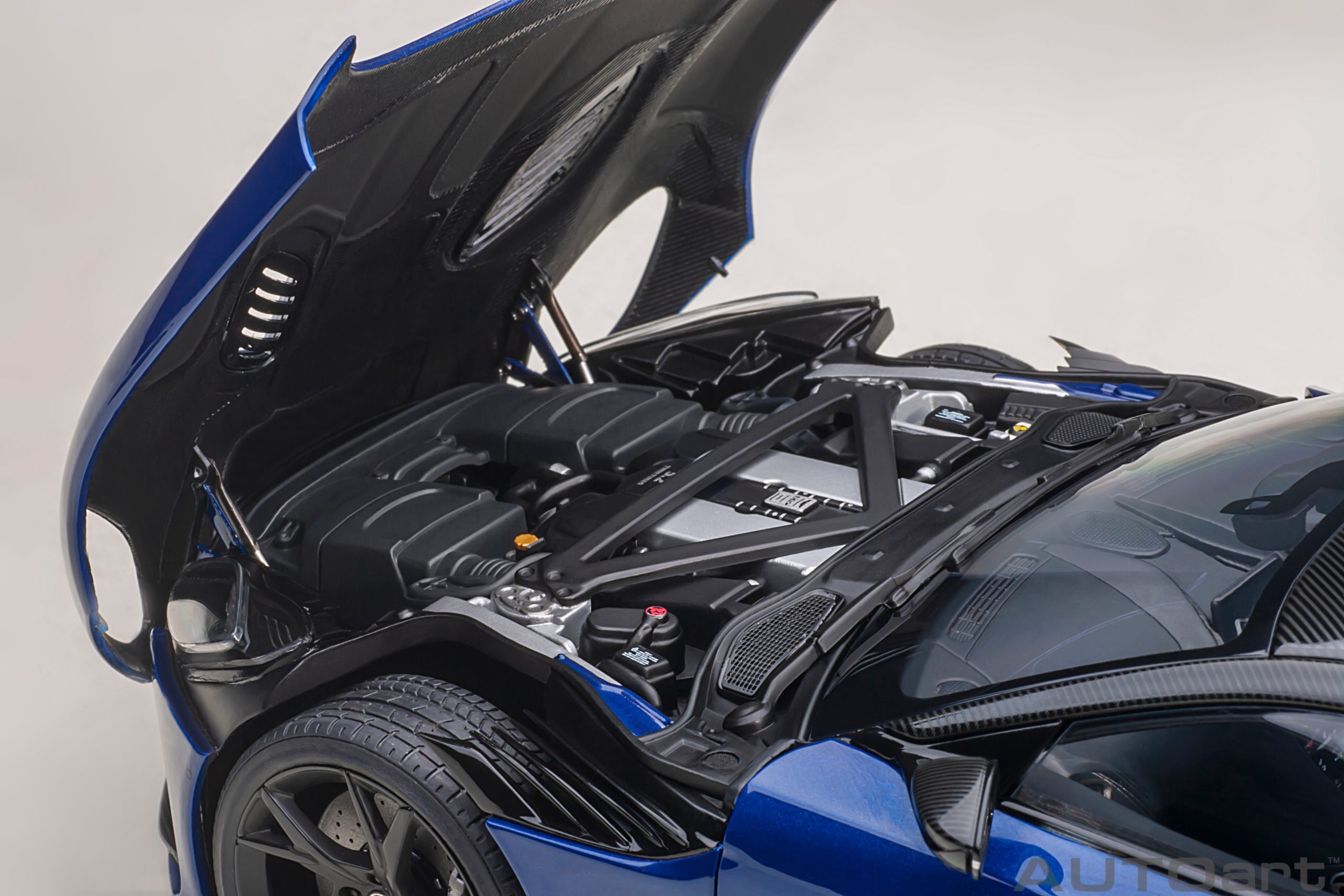 AUTOart Aston Martin DBS Superleggera 2019 1:18 - Zaffre Blue – Bild 11