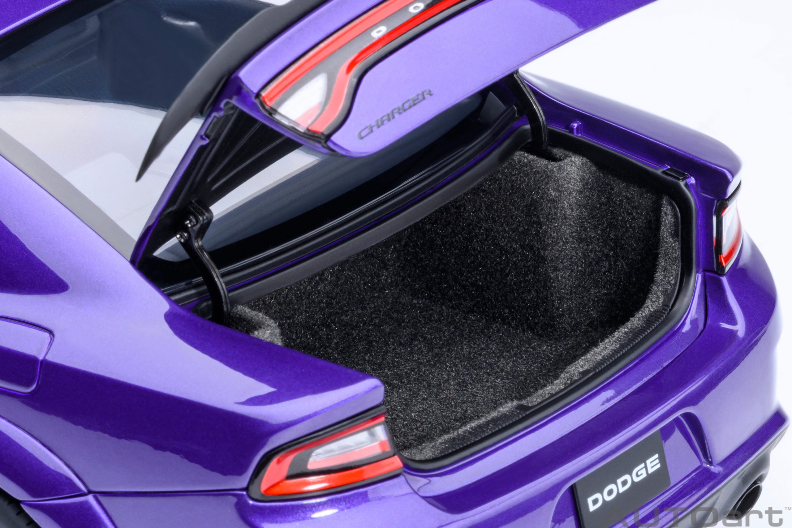 AUTOart Dodge Charger Scat Pack Widebody 1:18 - Plum Crazy - Image 13