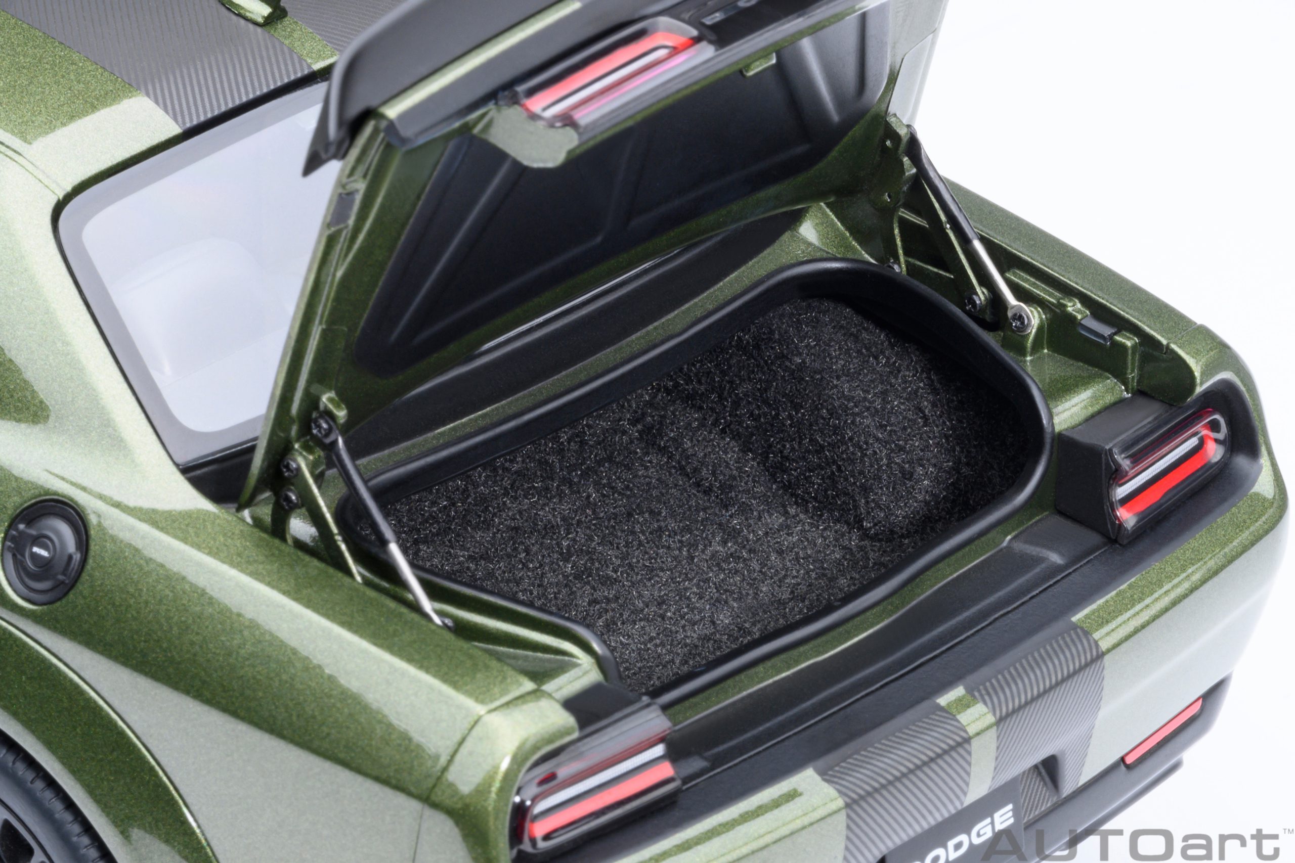 AUTOart Dodge Challenger SRT Jailbreak 2022 1:18 - F8 Green - Image 13