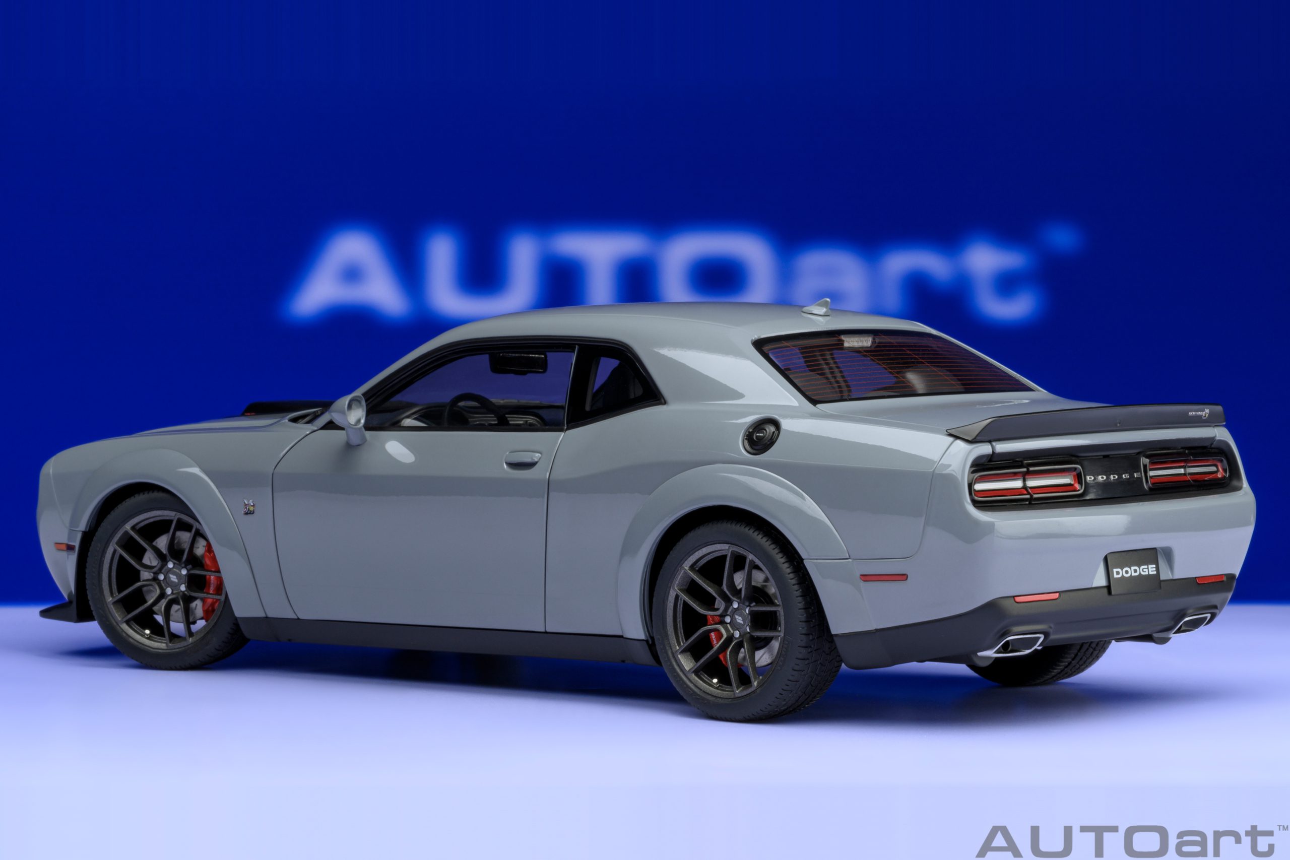 AUTOart Dodge Challenger R/T SCAT PACK SHAKER WIDEBODY 2022 1:18 - Image 2