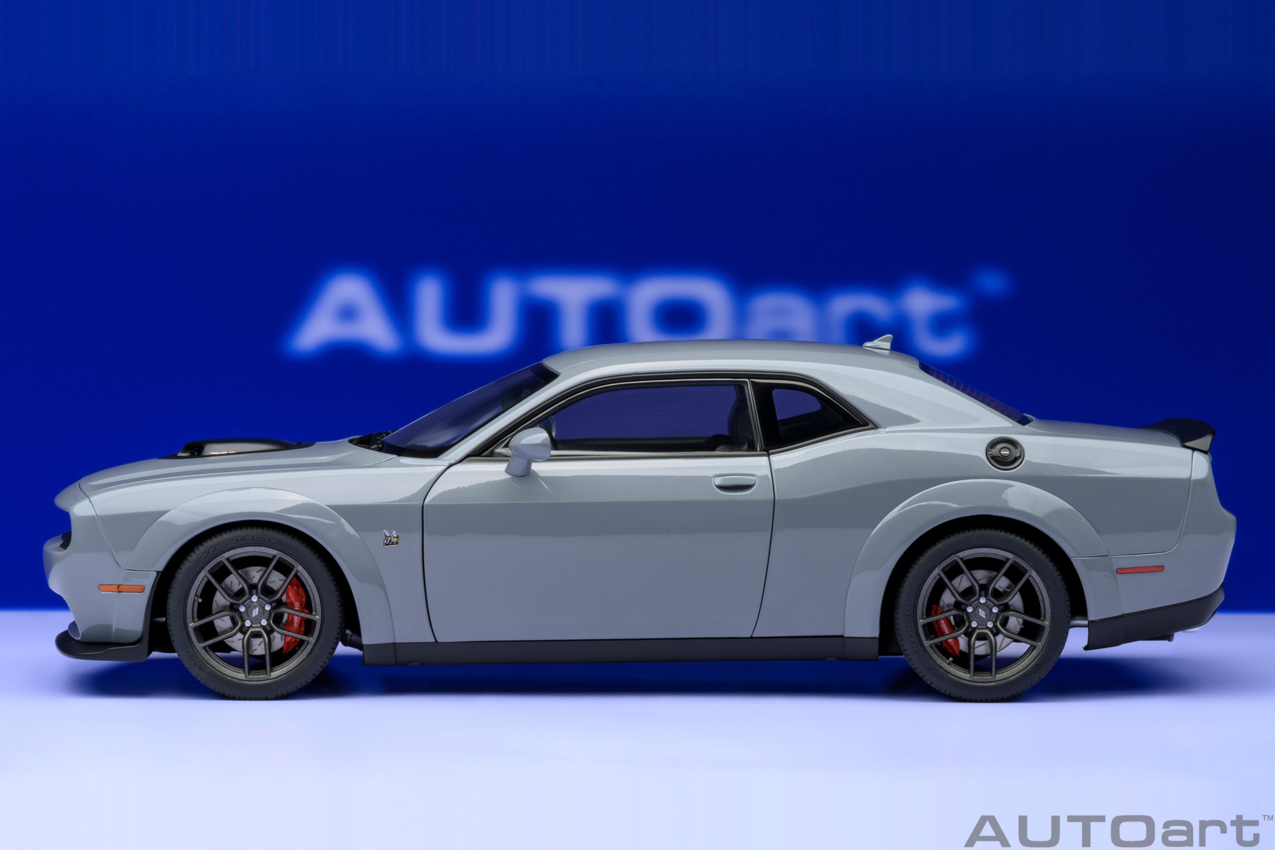 AUTOart Dodge Challenger R/T SCAT PACK SHAKER WIDEBODY 2022 1:18 - Image 3
