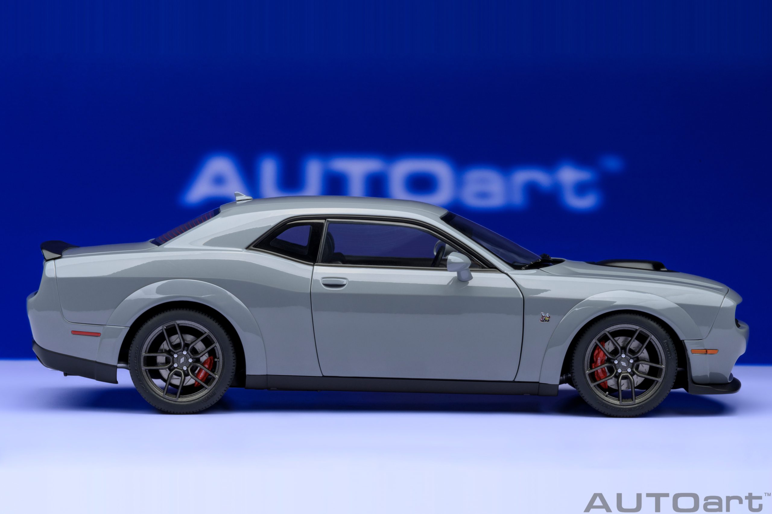 AUTOart Dodge Challenger R/T SCAT PACK SHAKER WIDEBODY 2022 1:18 - Image 4