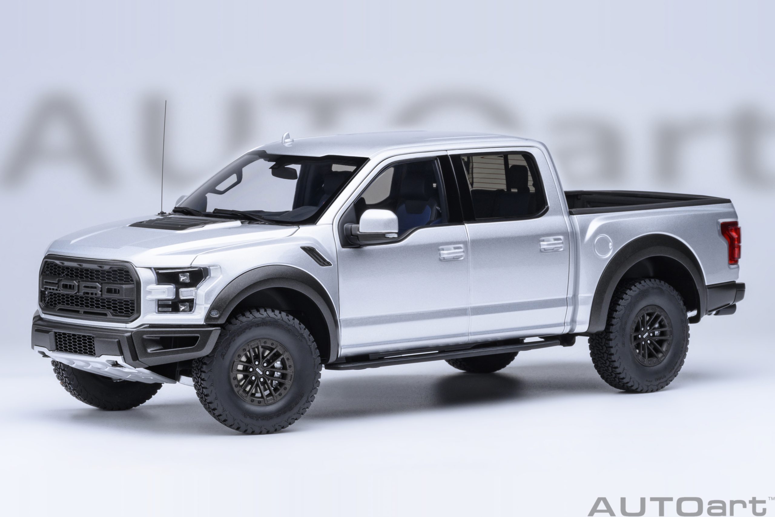 オートアート フォード F-150 ラプター スーパークルー 2019 1:18 - インゴットシルバー