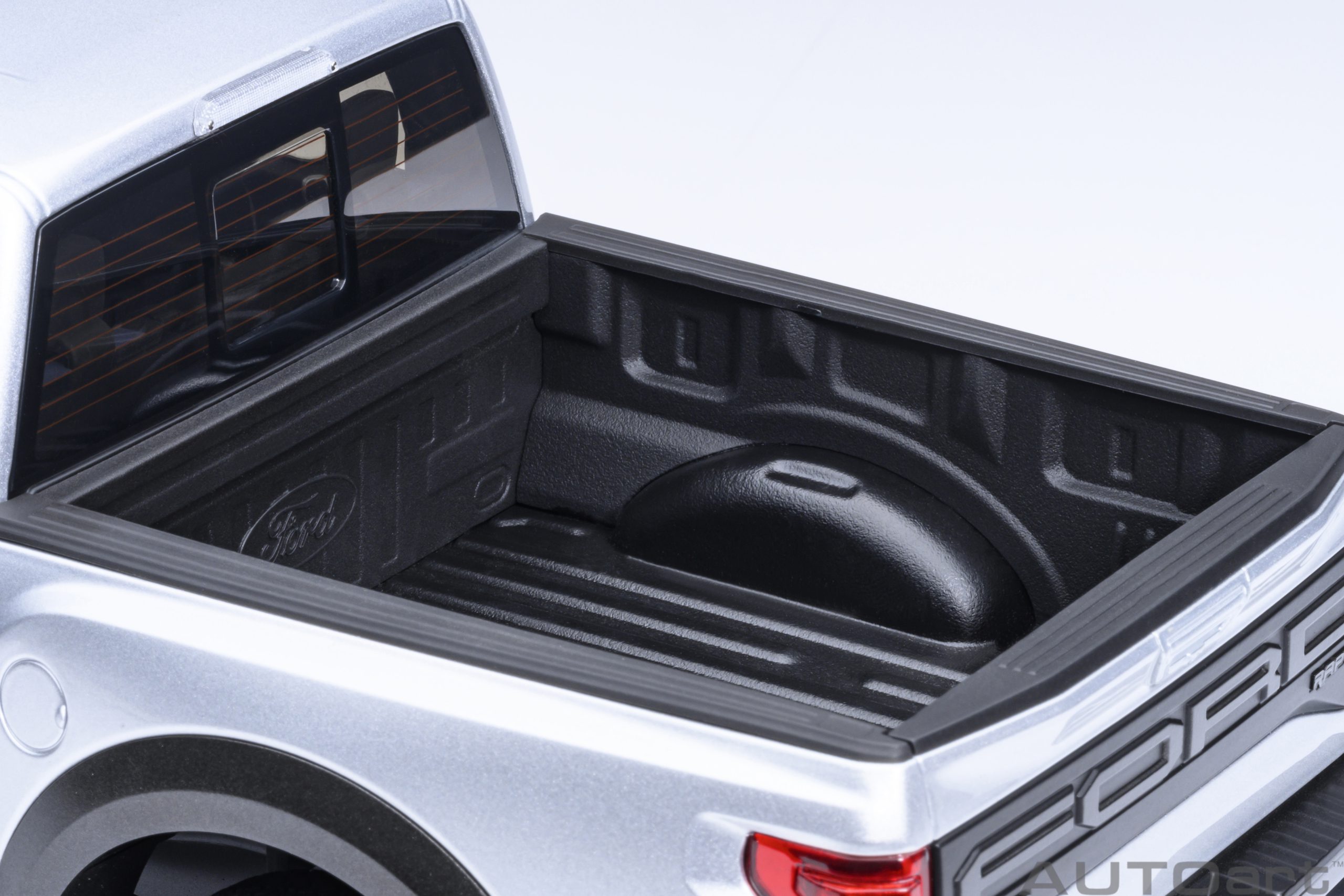 AUTOart Ford F-150 Raptor Supercrew 2019 1:18 - Ingot Silver - 画像13