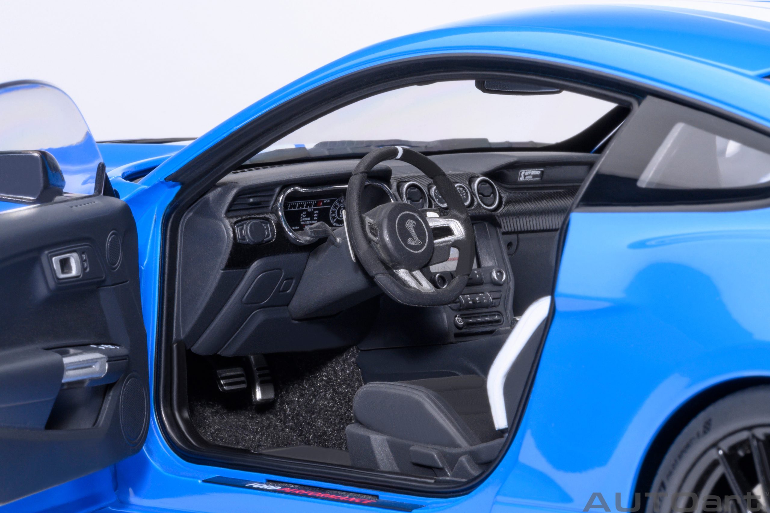 AUTOart Ford Mustang Shelby GT500 1:18 - Grabber Blue - Image 9