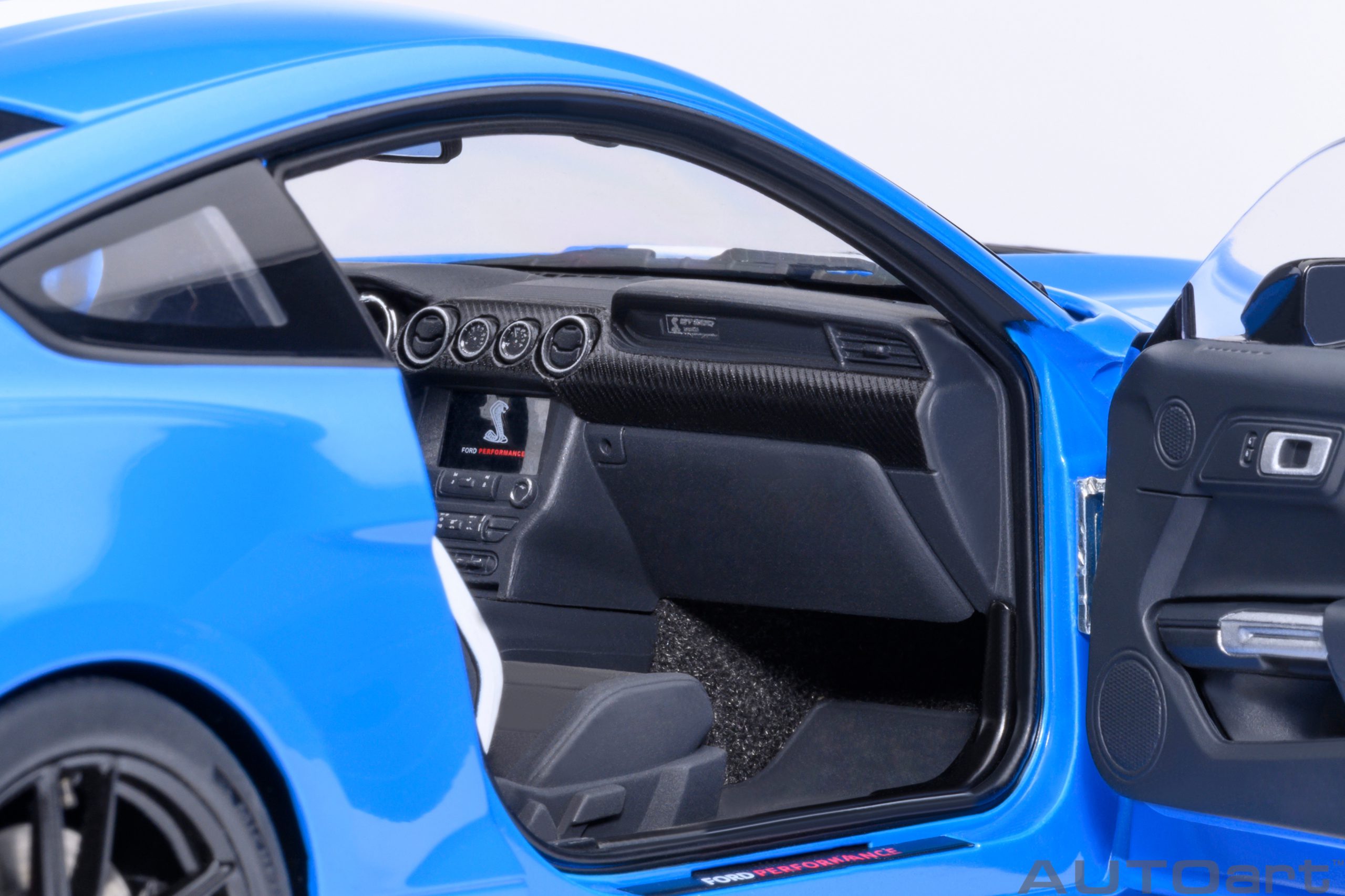AUTOart Ford Mustang Shelby GT500 1:18 - Grabber Blue - Image 10