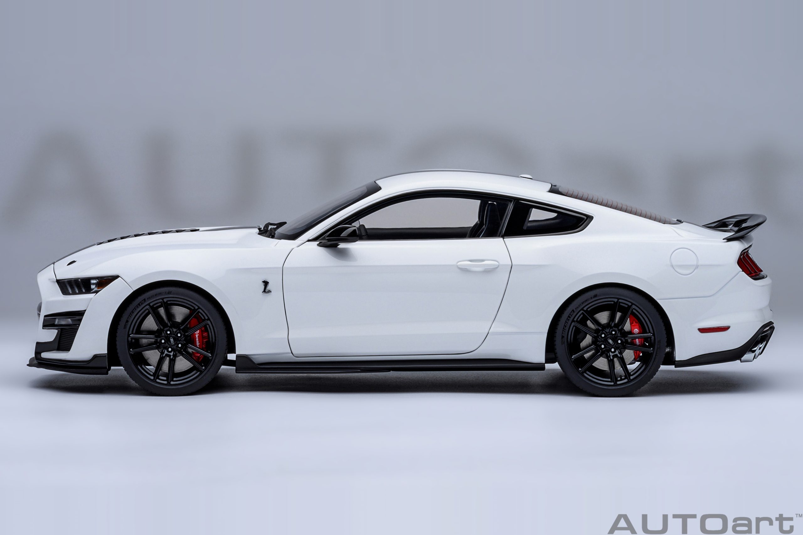 AUTOart Ford Mustang Shelby GT500 1:18 - Oxford White - Image 3