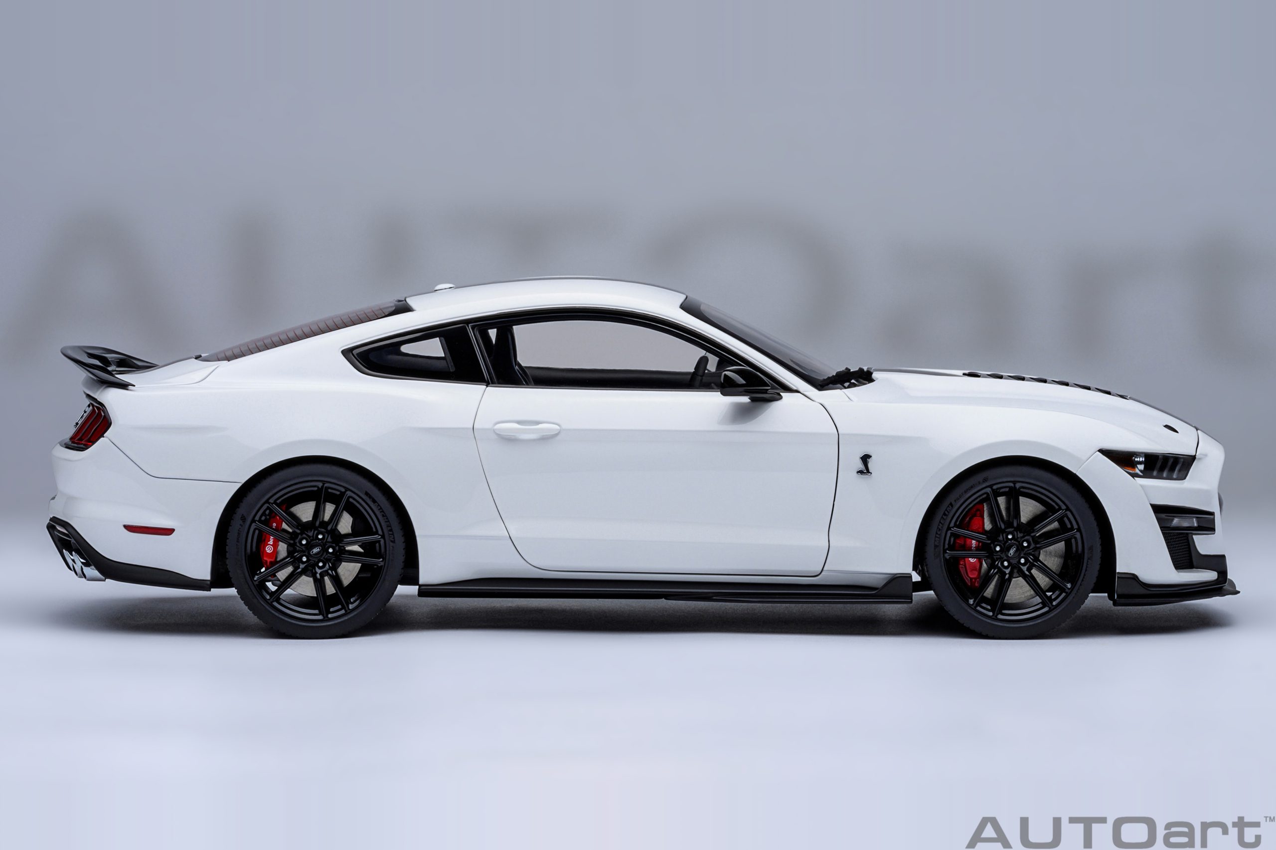 AUTOart Ford Mustang Shelby GT500 1:18 - Oxford White - Image 4