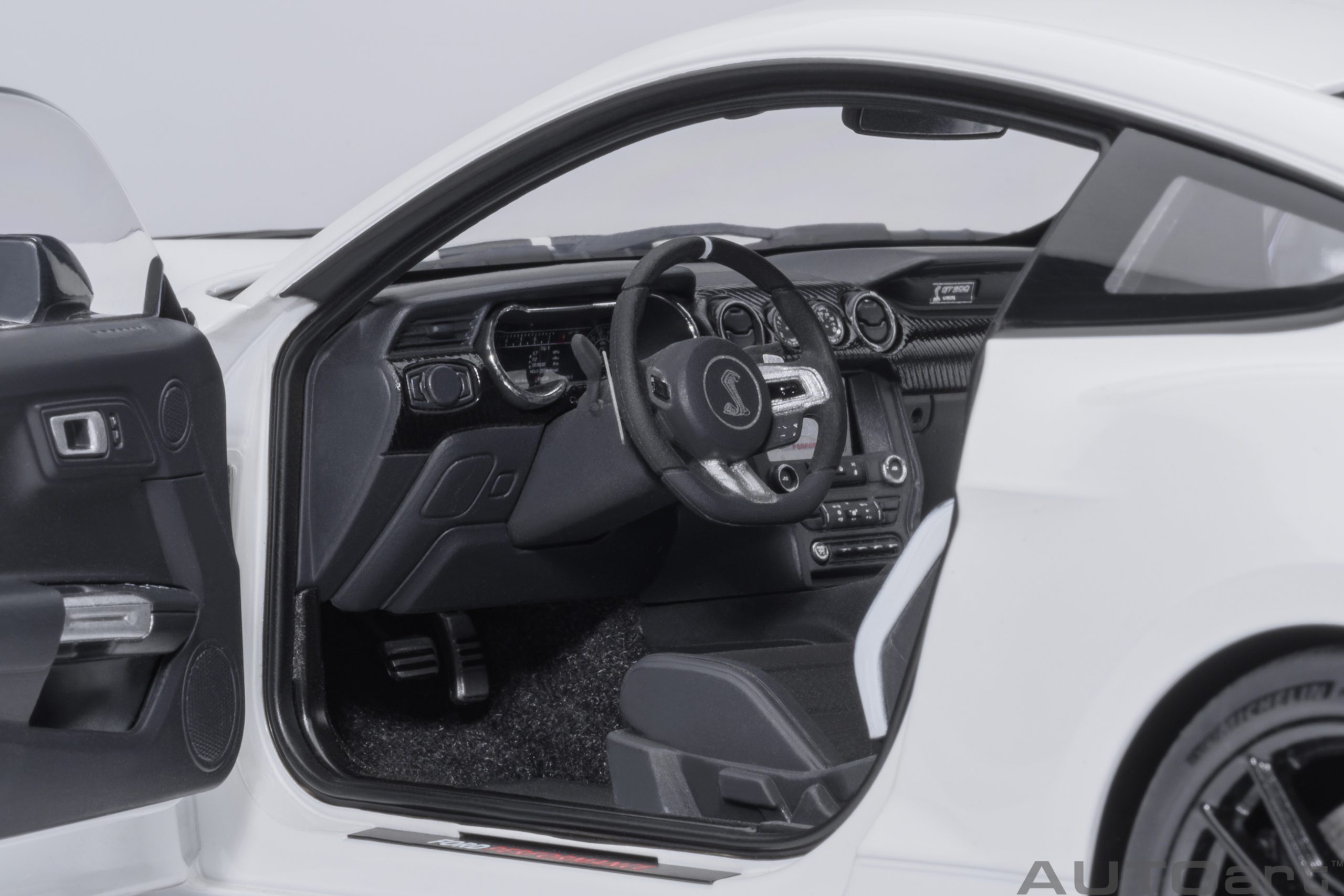 AUTOart Ford Mustang Shelby GT500 1:18 - Oxford White - Image 9