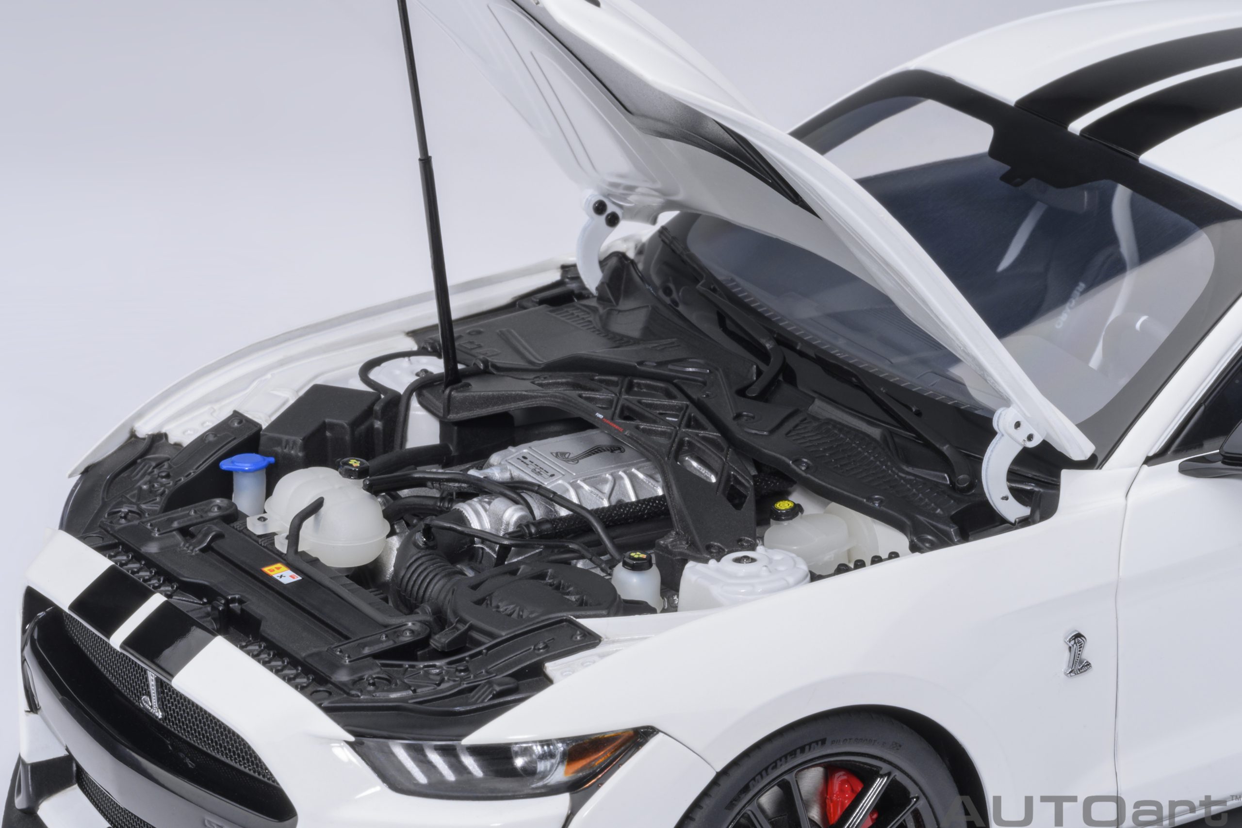 AUTOart Ford Mustang Shelby GT500 1:18 - Oxford White - Image 11