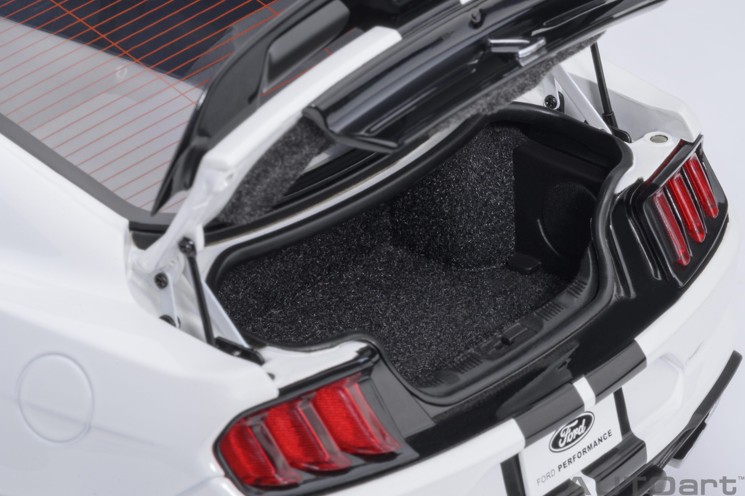 AUTOart Ford Mustang Shelby GT500 1:18 - Oxford White - Image 13