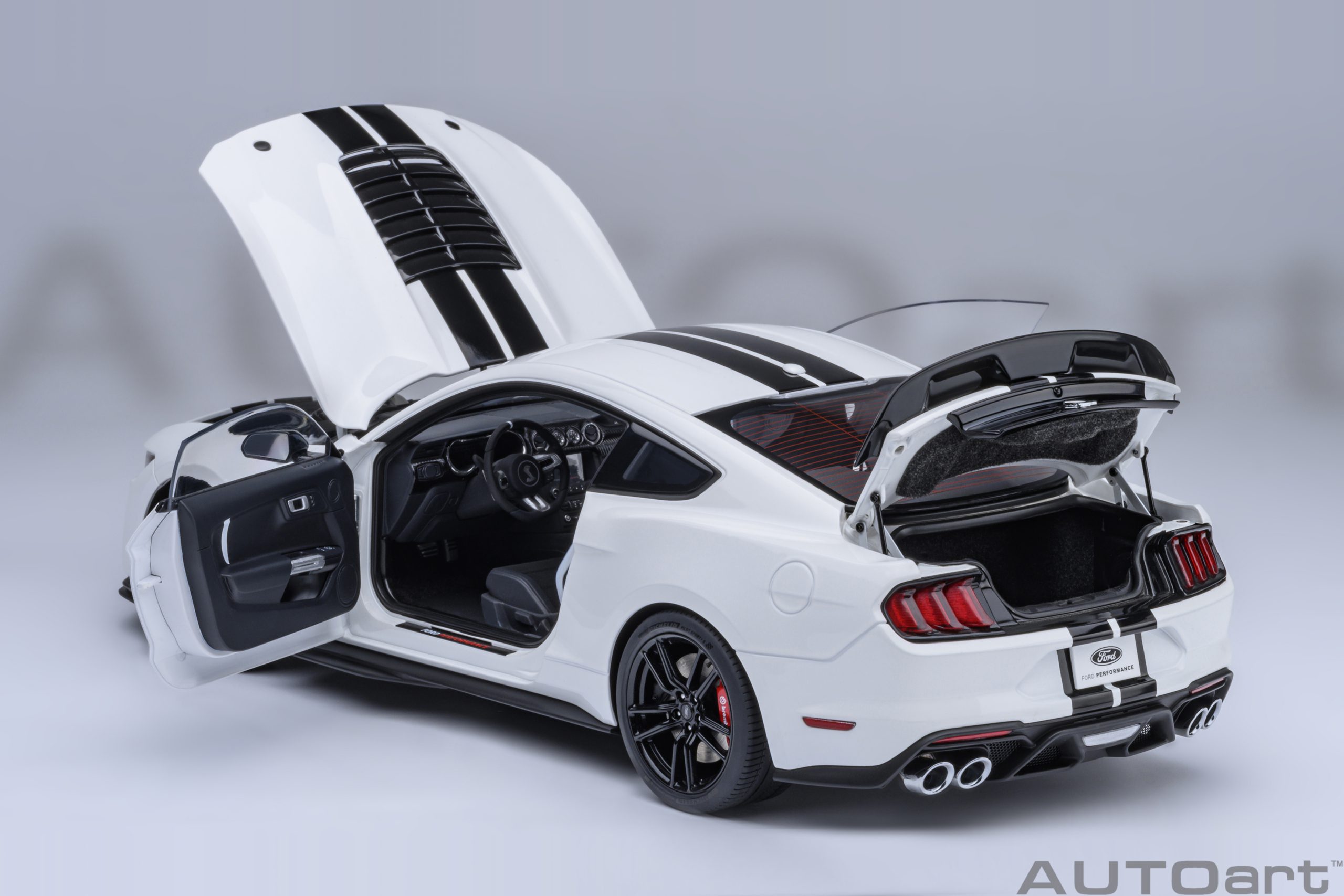 AUTOart Ford Mustang Shelby GT500 1:18 - Oxford White - Image 16