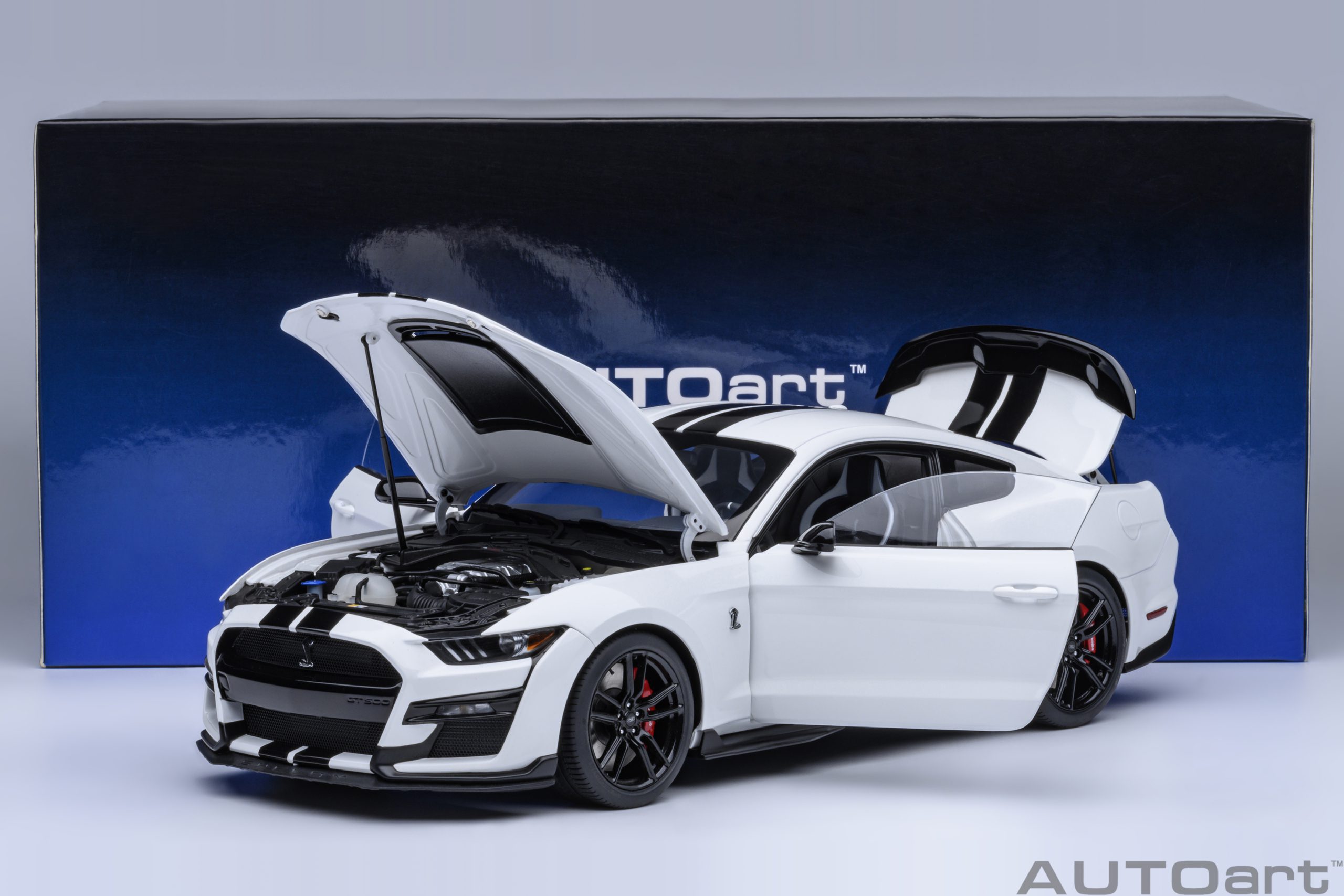 AUTOart Ford Mustang Shelby GT500 1:18 - Oxford White - Image 21